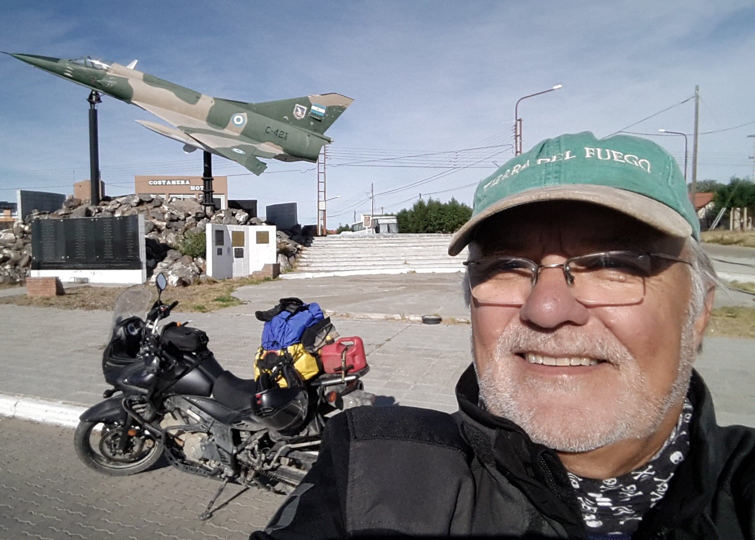 Marcos Czerwinski “rider” en las rutas argentinas junto a su moto y su otra gran pasión, el vuelo supersónico. (Gentileza de Marcos Czerwinski).