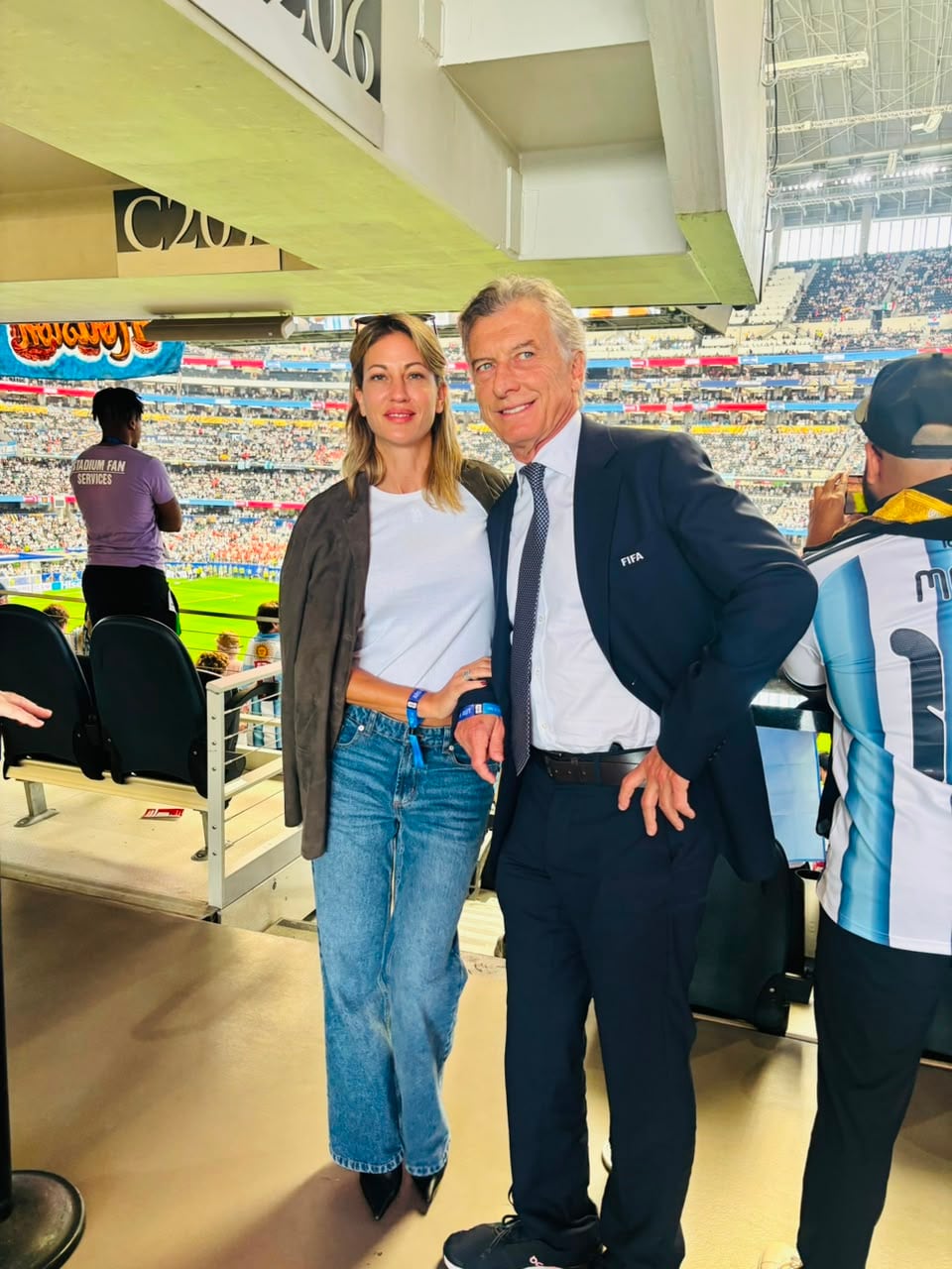 Mauricio Macri y su novia estuvieron en el partido de la Argentina (Foto: Red Carpet Agency)