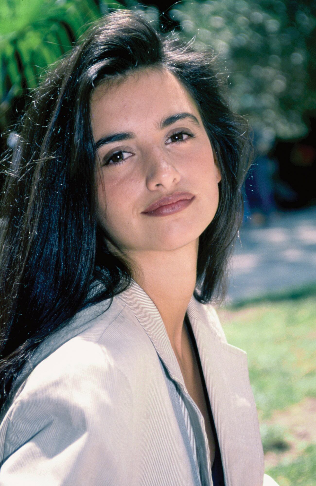 Jovencísima, apenas empezaba a destacar tras su papel en Jamón Jamón, la película de 1992 que coprotagonizó con su actual pareja, Javier Bardem. Lo que más llamaba la atención era su pelo lacio, castaño y largo, y sus pecas naturales.