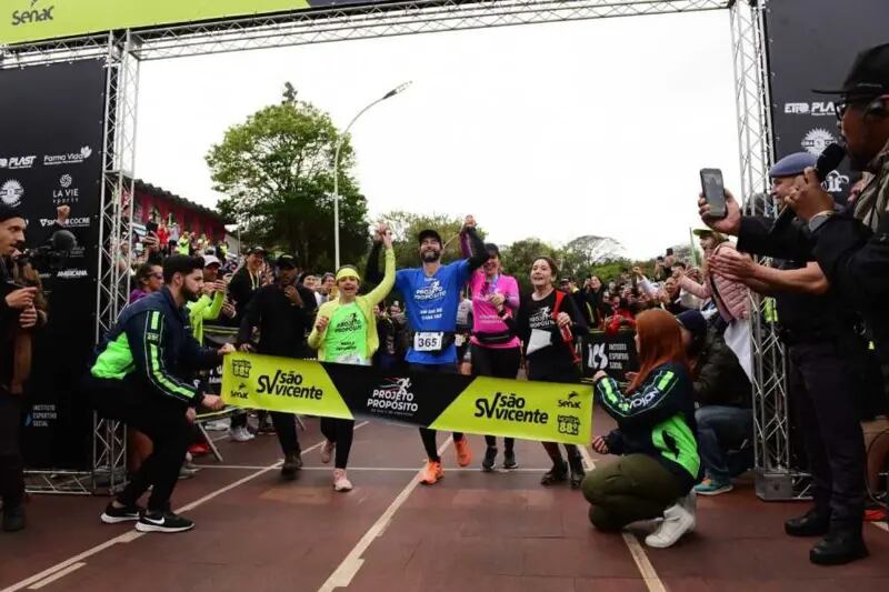 Hugo cruzando la meta de la maratón 366 junto a su familia