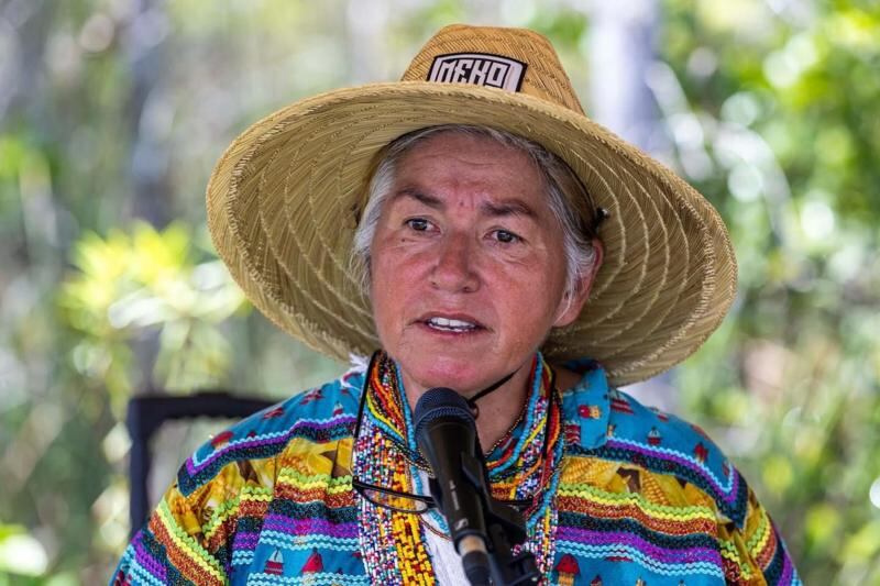 Betty Osceola plantea preocupaciones sobre el daño ambiental y humano que puede provocar el nuevo centro de detención en los Everglades.