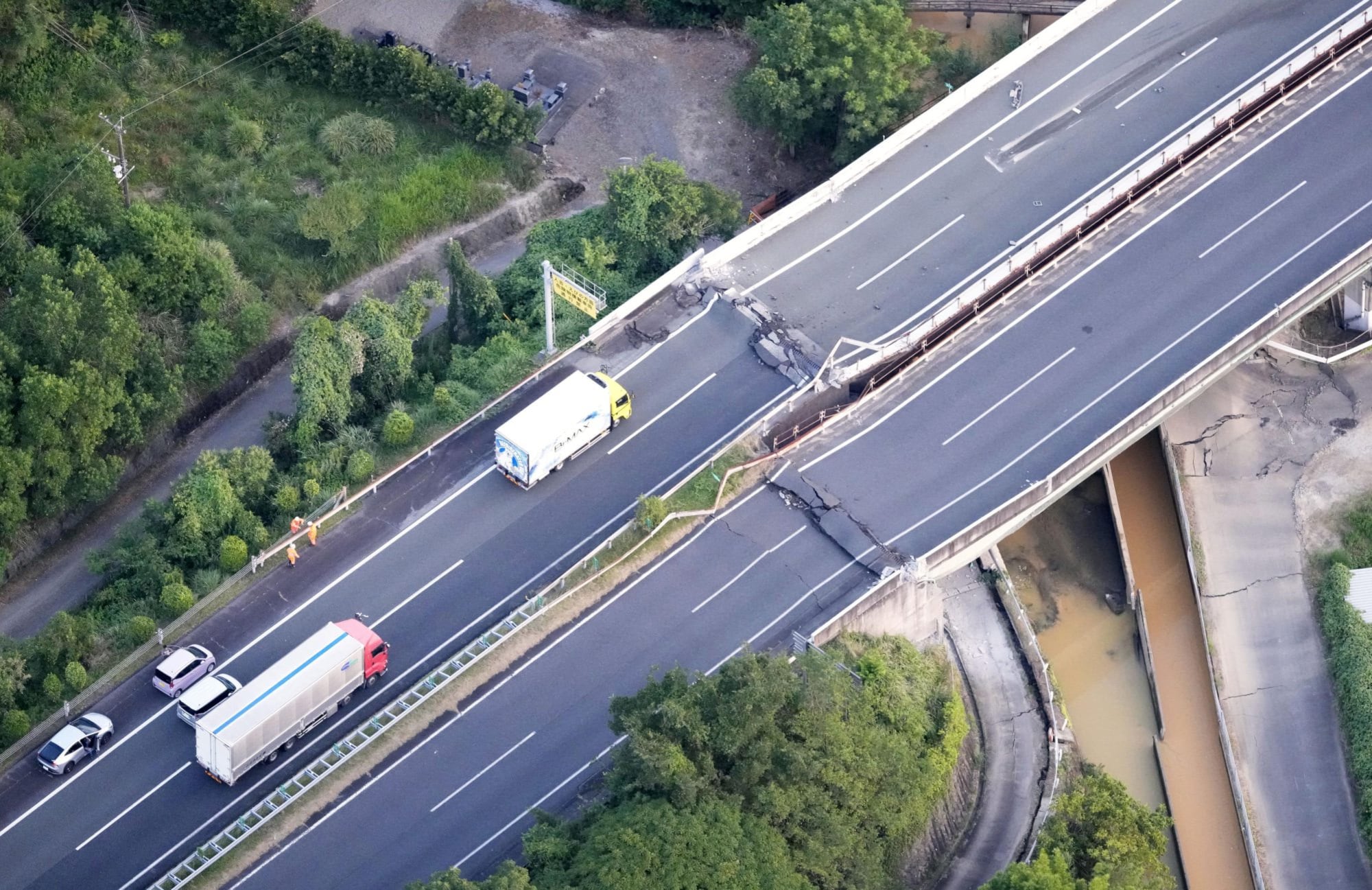 Puentes y autopistas quedaron destruidos, algunos fueron cerrados al tránsito
