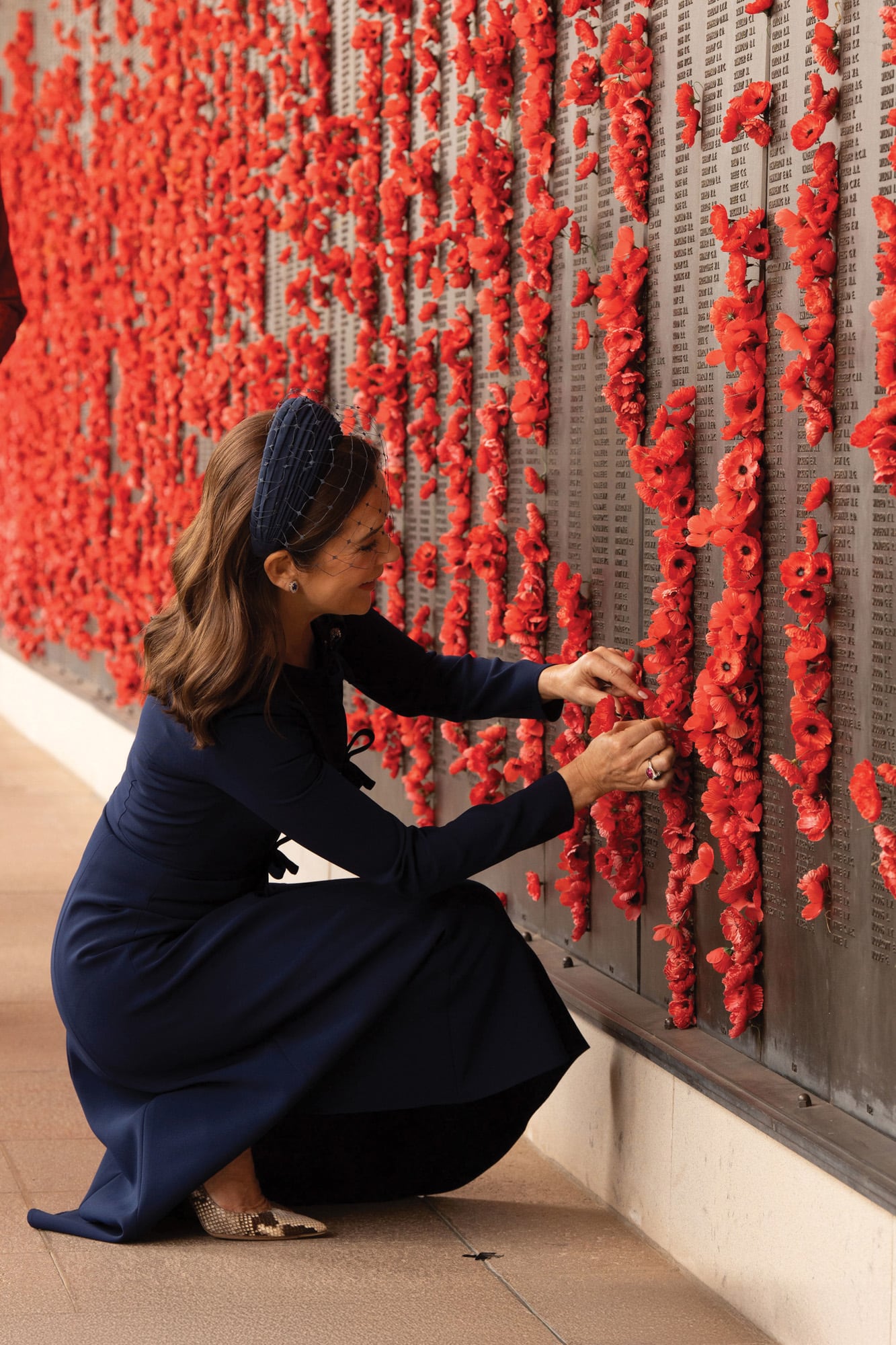 Lookeada con un vestido
midi azul marino, rindió tributo a la resistencia