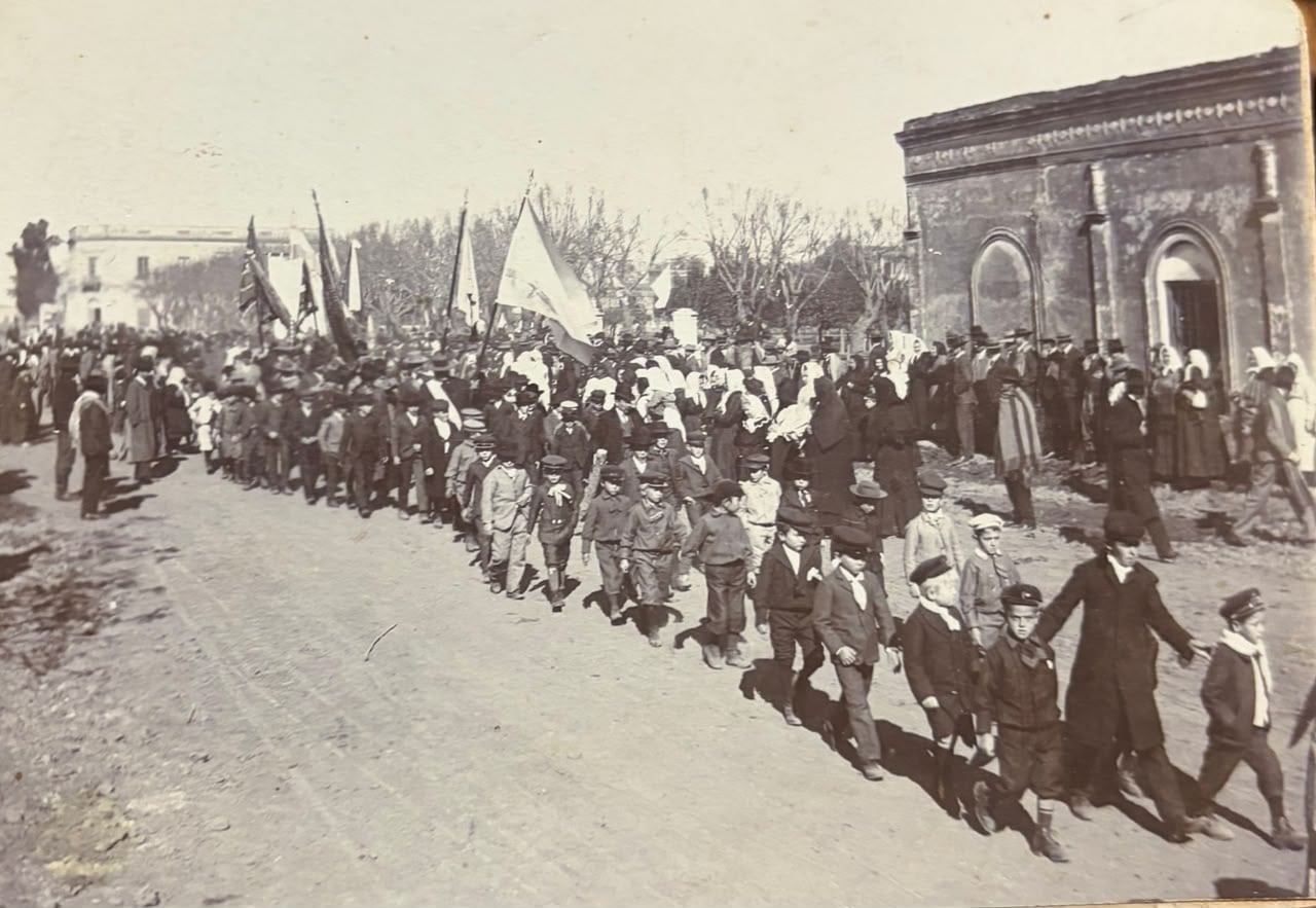 Desfile por el 50 aniversario del pueblo.