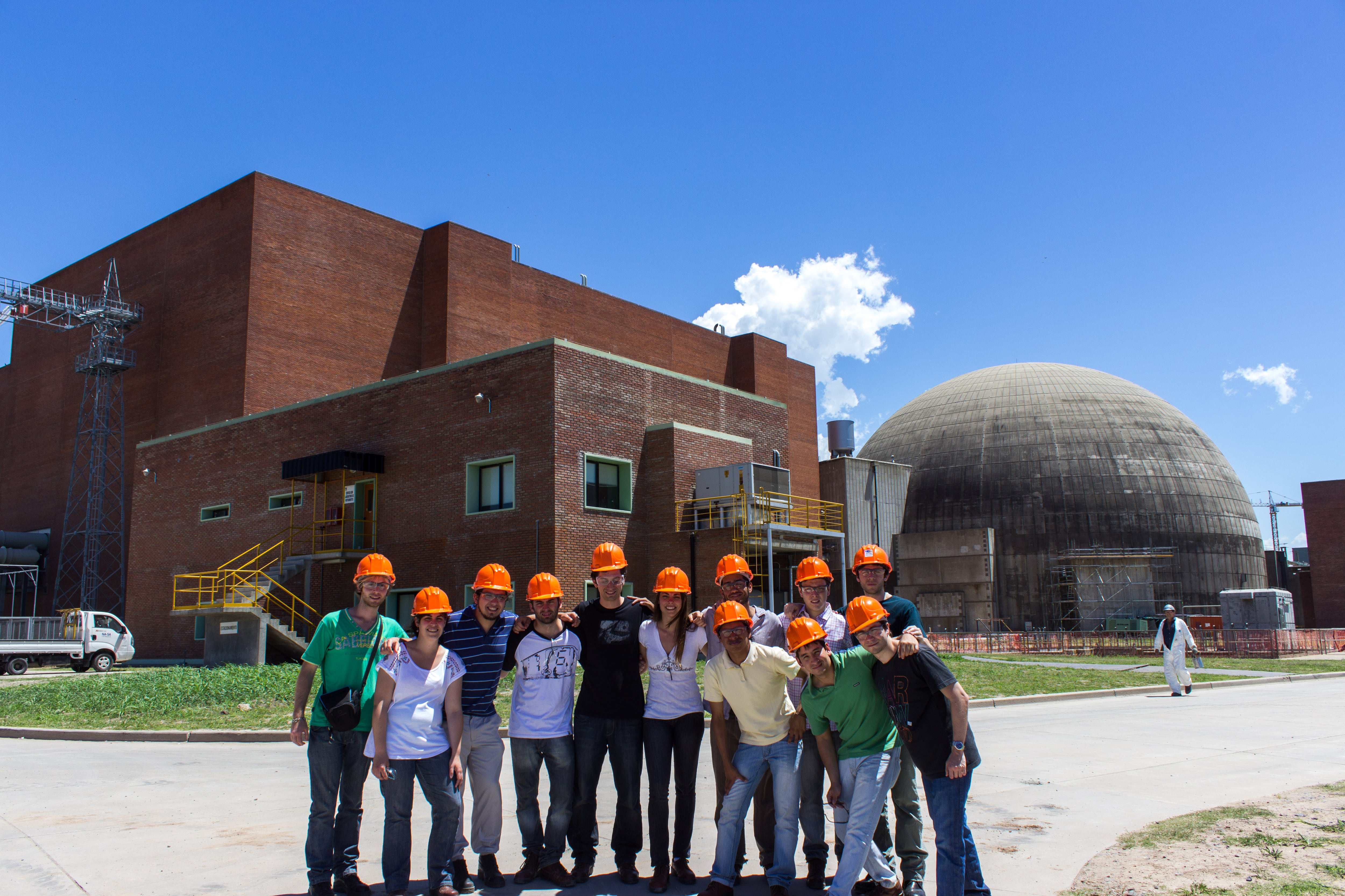 Santos y otros estudiantes de ingeniería durante una visita a un reactor