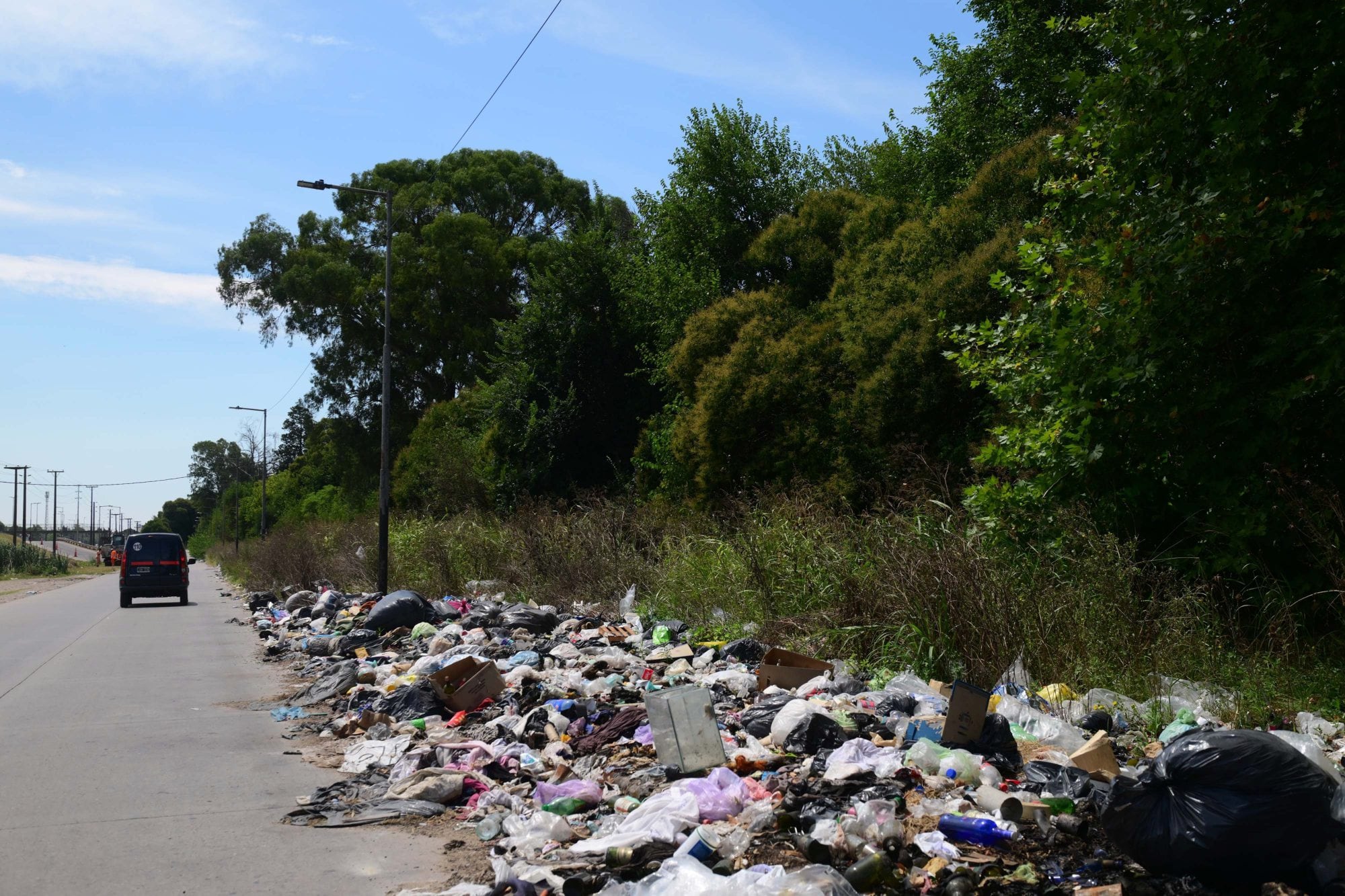 La acumulación de residuos se extiende hasta por los caminos linderos del espacio verde