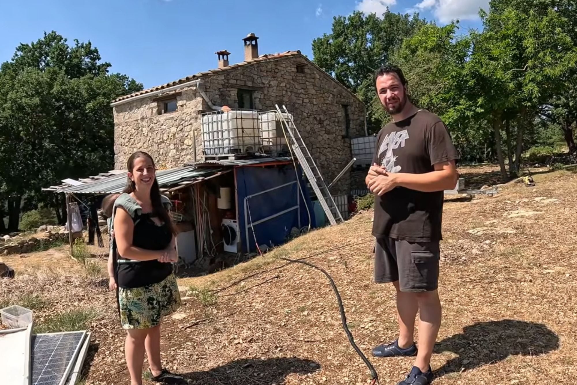 Se cansaron de la ciudad, dejaron su empresa y se fueron a vivir al medio del bosque para empezar una vida sustentable