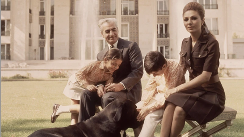 El sha Reza Pahlavi con su esposa, hijos y perro.
