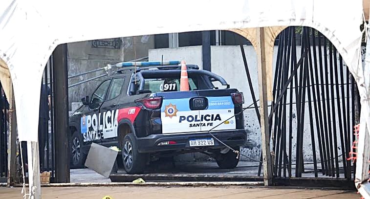 La camioneta policial, estrellada en el frente del hospital Cullen, de Santa Fe