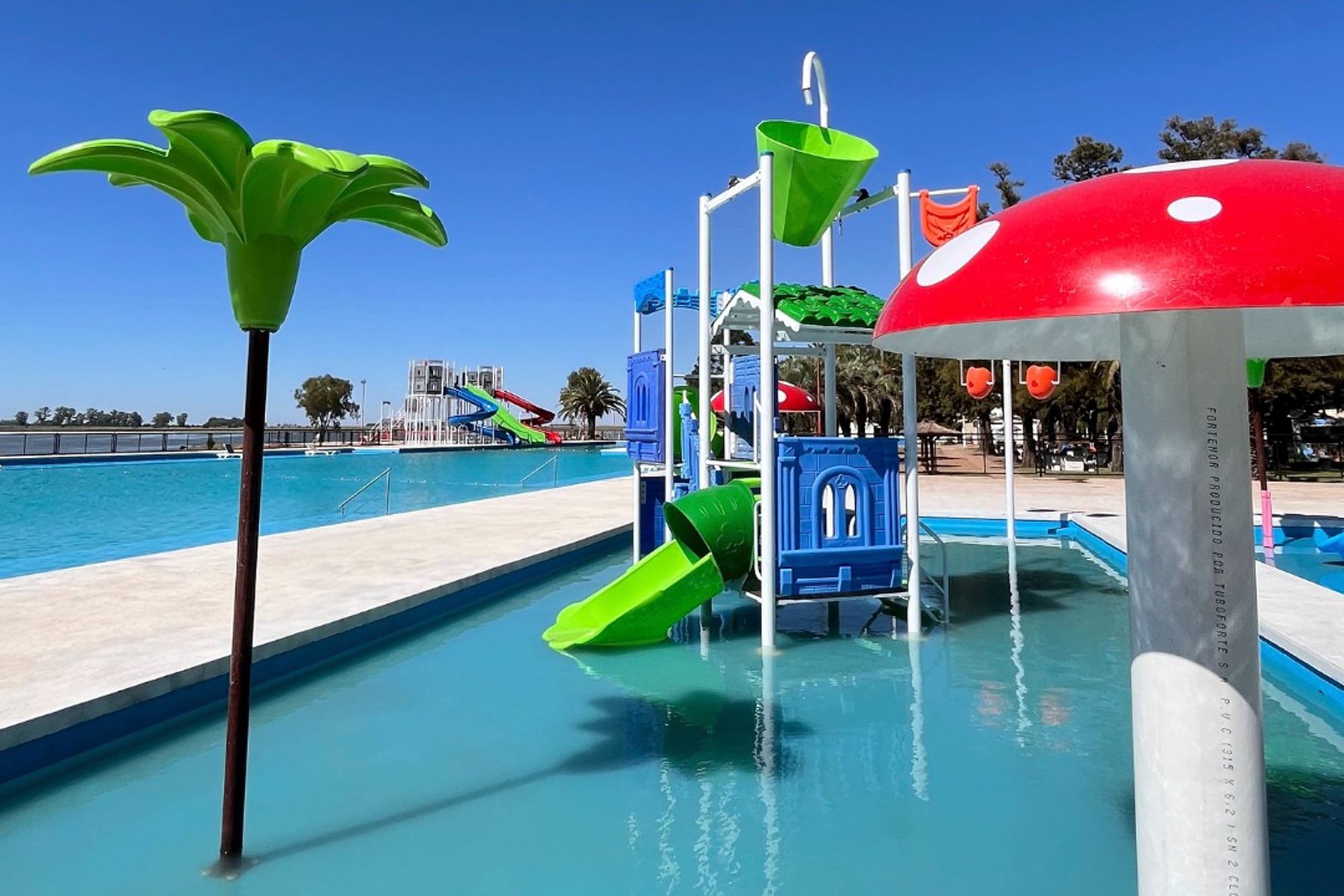 Hace poco la pileta sumó un parque acuático, en el Balneario El Edén