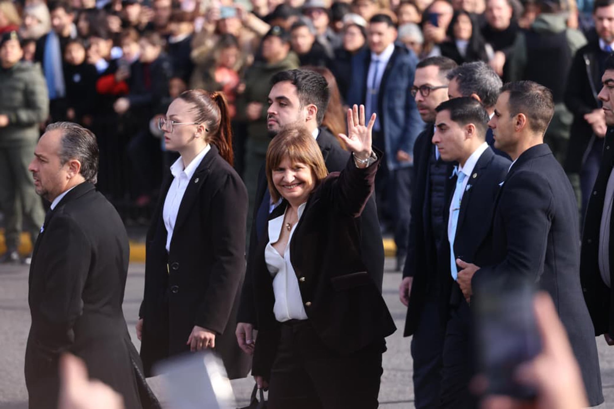 Patricia Bullrich se desplazó sola, alejada de la comitiva, durante los actos por el 25 de mayo