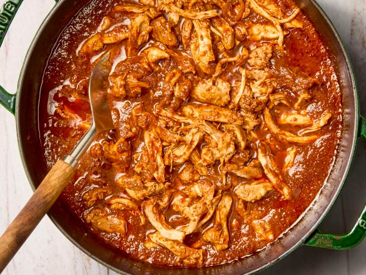 La tinga de pollo es un platillo tradicional originario del estado de Puebla, en México