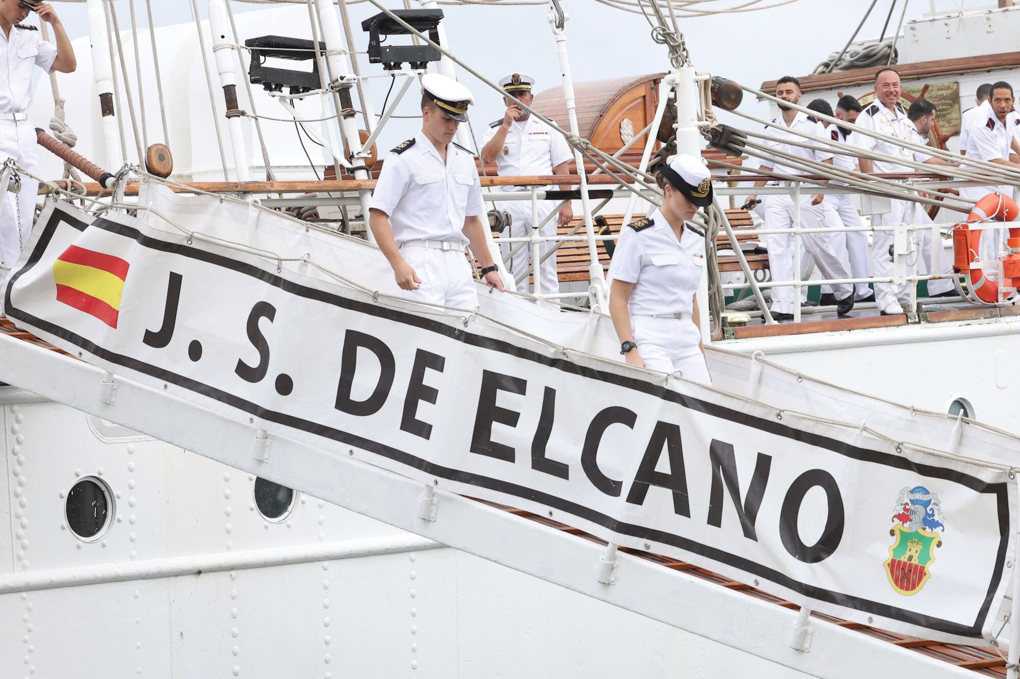 Leonor baja del buque Elcano al llegar a la terminal
de Cruceros de Amador en Ciudad de Panamá.