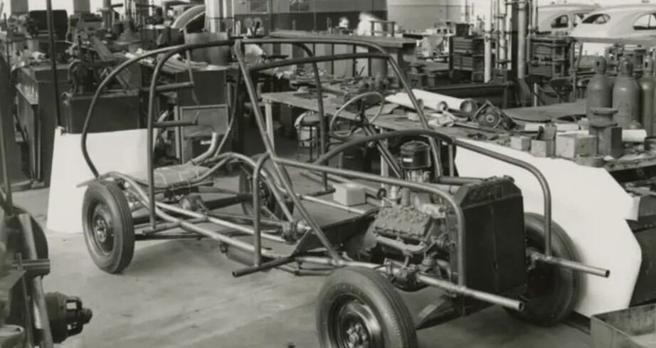 El plástico del auto está compuesto por 70% de fibra de celulosa y en un 30% de aglutinante de resina