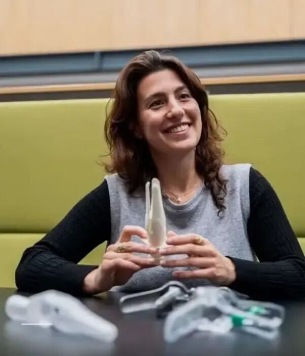 Ariadna Izcara Gual diseñó un nuevo espéculo llamado Lilium como parte de su tesis en la TU Delft.
Foto: Universidad Tecnológica de Delft