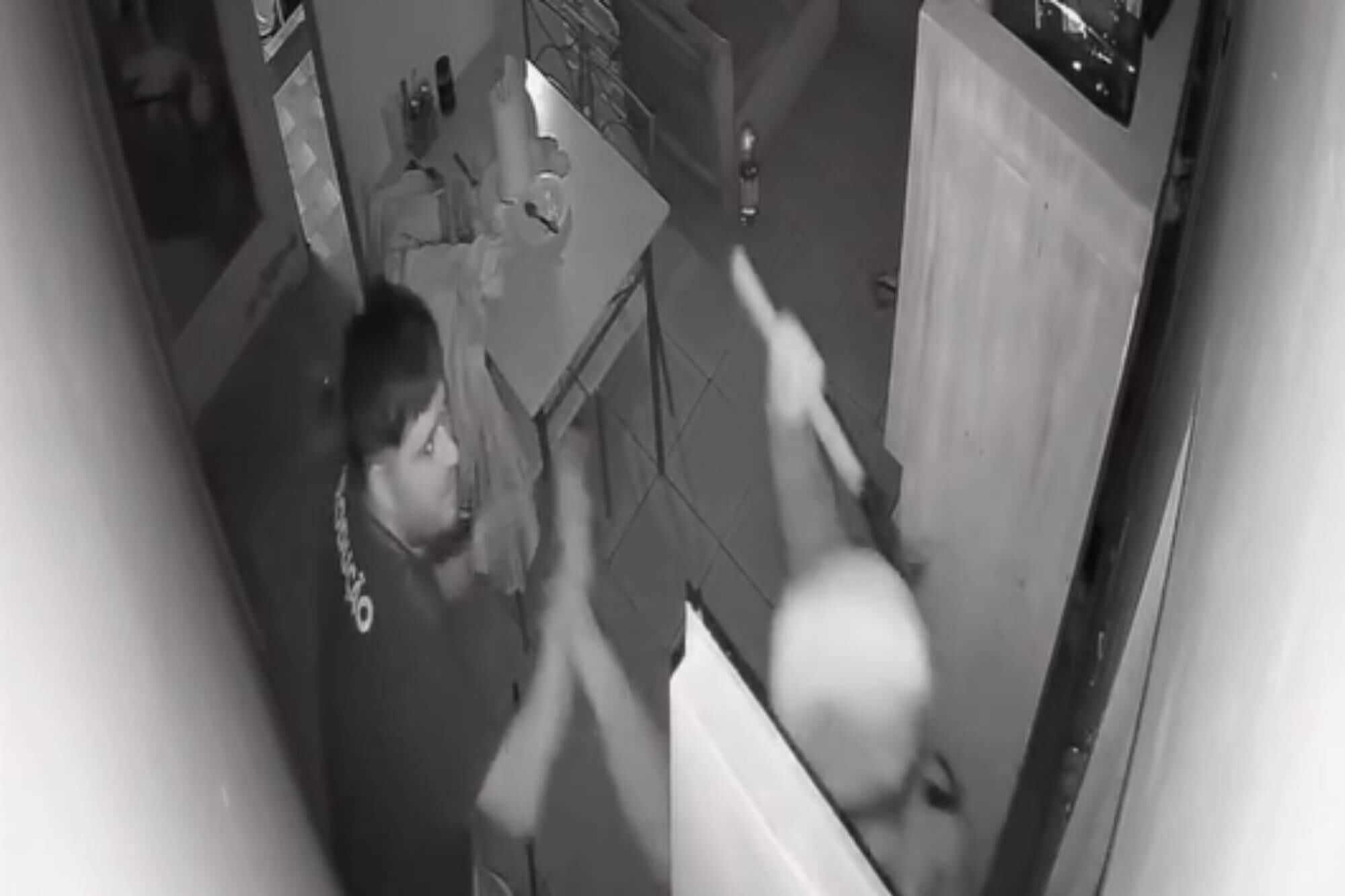 Un matrimonio y su hijo de 4 años sufrieron un violento asalto cuando dormían