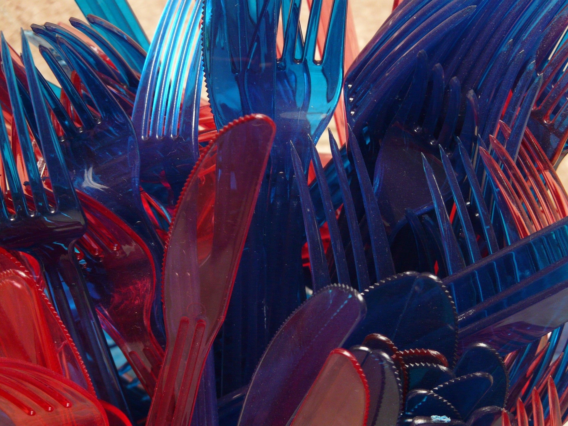 A partir de agosto, los restaurantes no podrán entregar cubiertos de un solo uso, a menos que se lo solicite el cliente