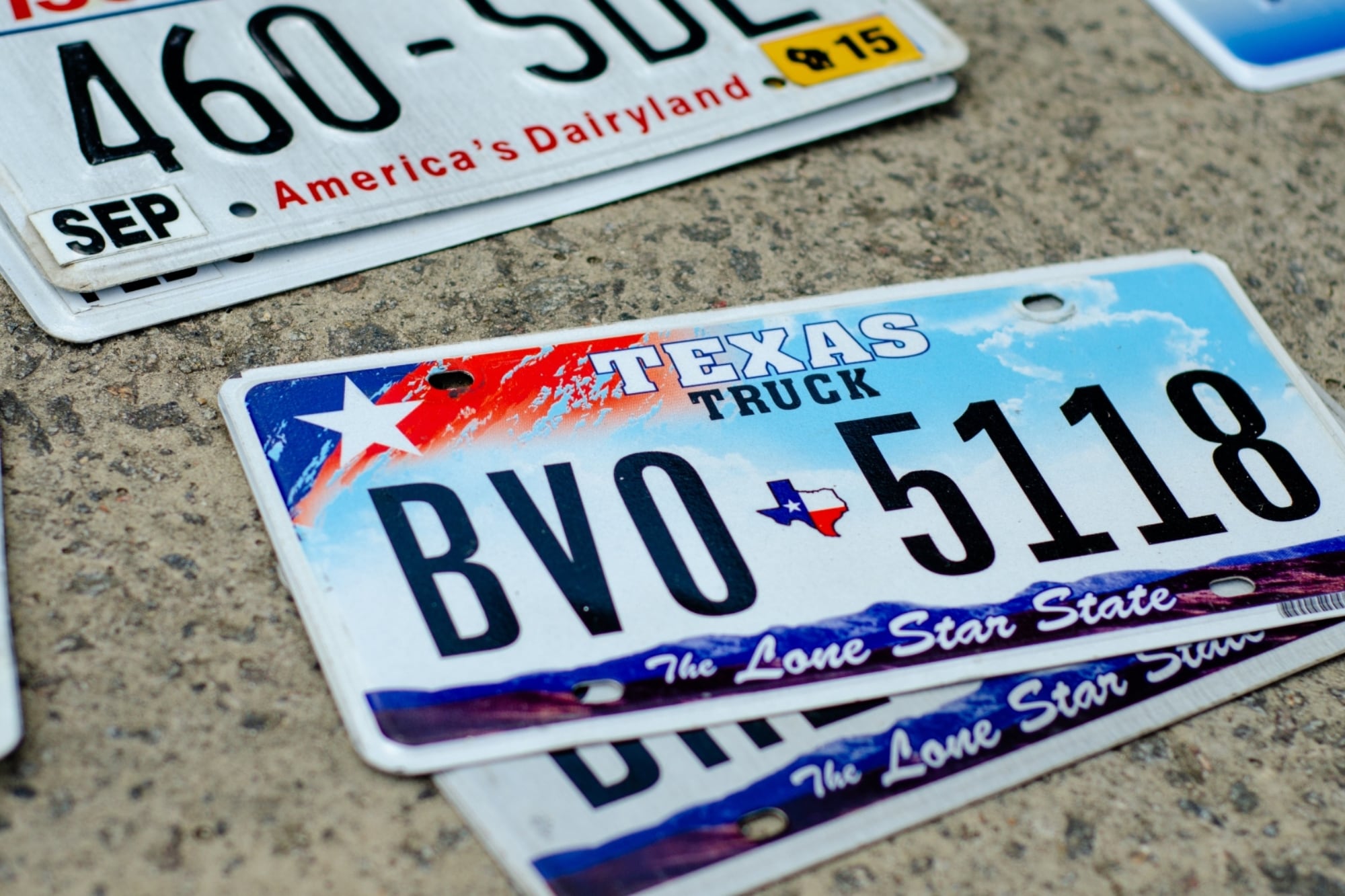 Oficial: la lista de palabras que Texas prohibió en las placas vehiculares para 2026