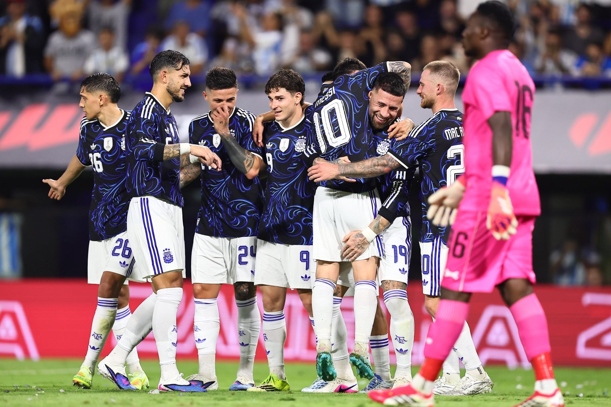 El festejo del plantel tras el gol de Otamendi, que abraza y agradece a Messi por cederle el penal