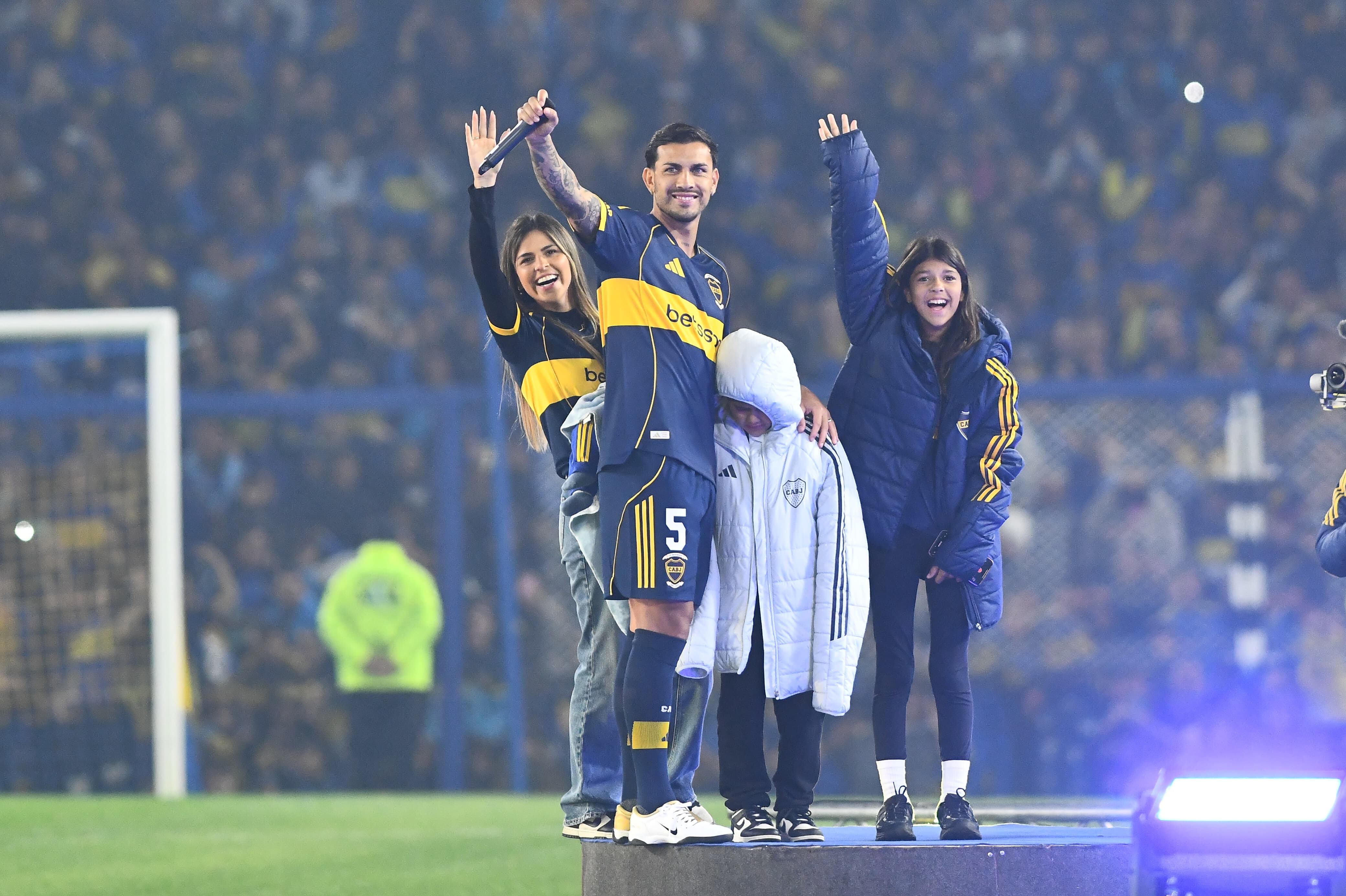 Leandro Paredes con su familia en el césped de la Bombonera