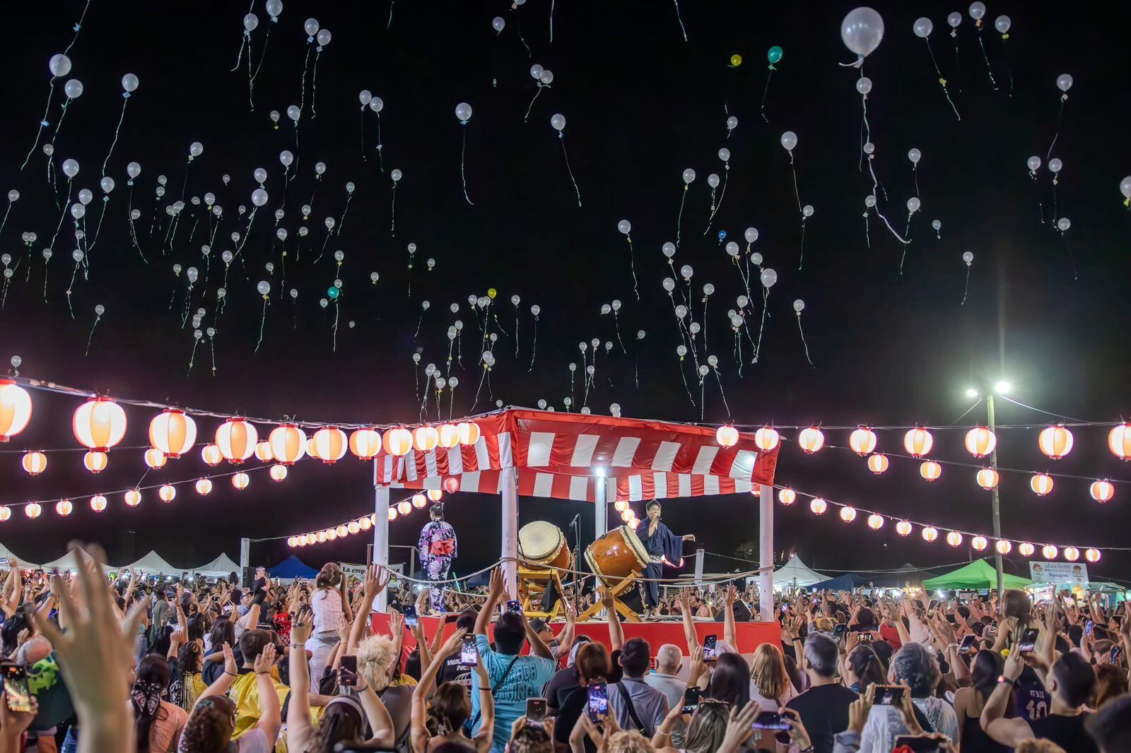 Los tradicionales fuegos artificiales japoneses reemplazados por globos y papelitos de colores