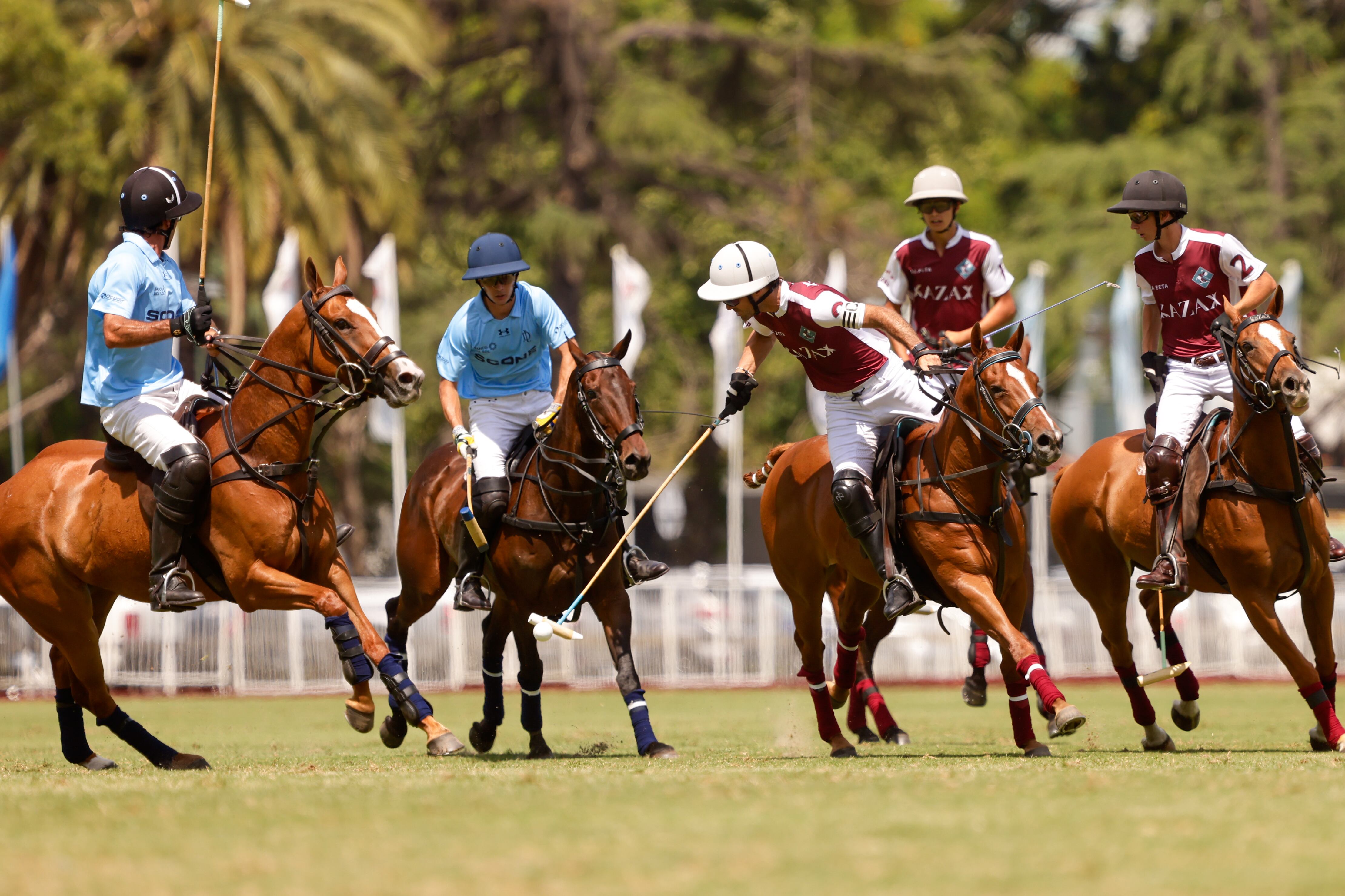 Domina la bocha en el aire Nicolás Pieres, que pasó una mala semana en cuanto a salud pero llideró a La Zeta al máximo triunfo de su corto historial; completan la escena Alejo Taranco y los jóvenes Rufino Bensadón, Lorenzo Chavanne y Beltrán Laulhé.
