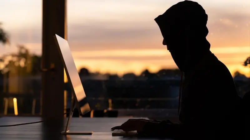 Algunos agresores en línea ocultan su identidad para ganarse la confianza de los niños y jóvenes