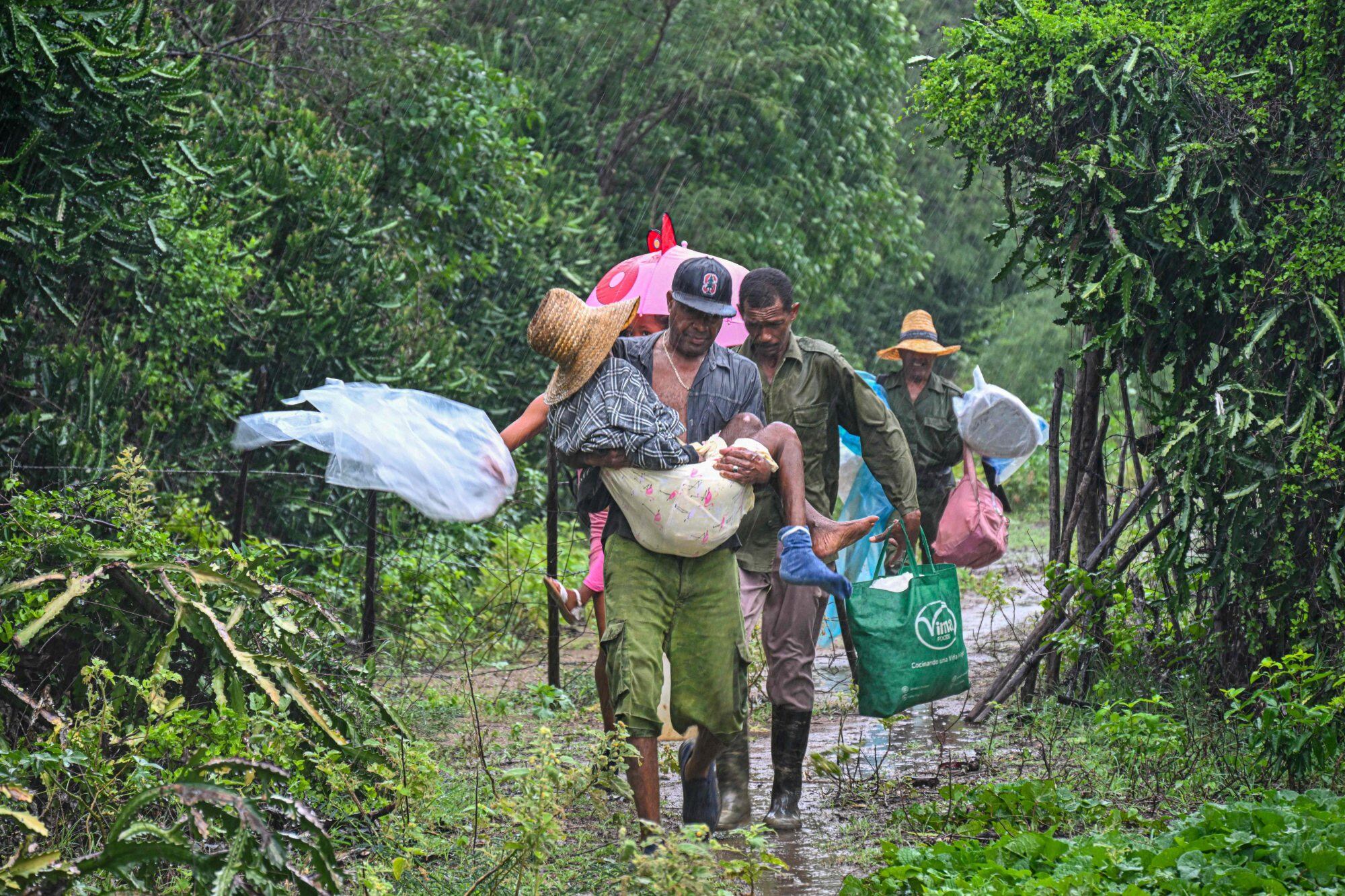 Evacuados por el huracán Melissa: una postal que se repite en varios países del Caribe
