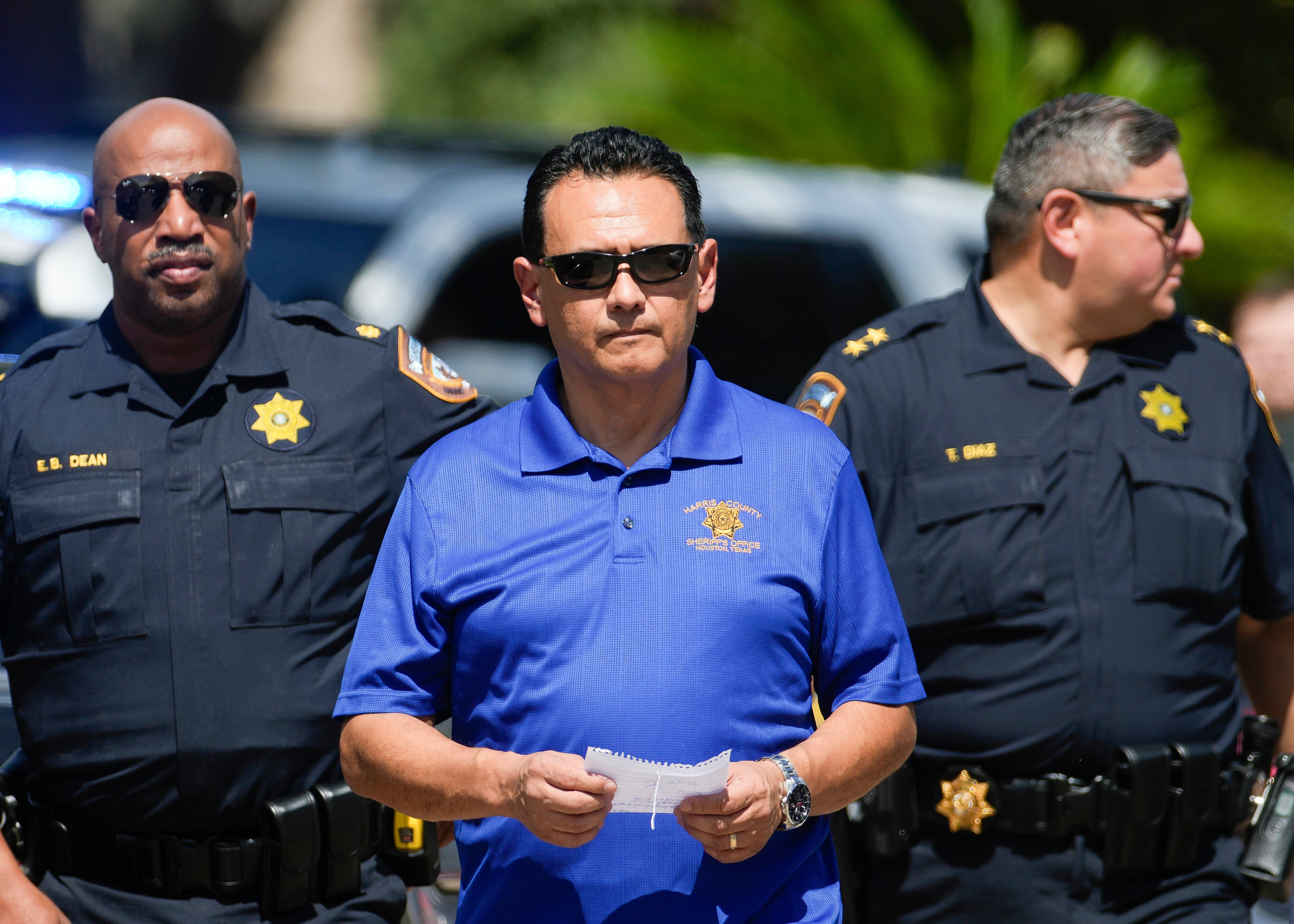 En entrevista con Univision, Gonzalez afirmó que su oficina no realiza detenciones migratorias fuera del sistema carcelario