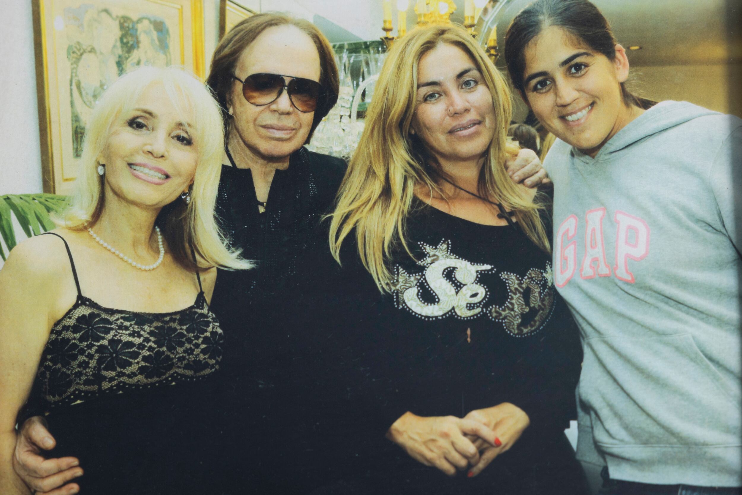 El peluquero con las tres mujeres de su vida: su mujer, Mercedes; su hija, Paola Romano, y su nieta, Antonella Arias Romano.