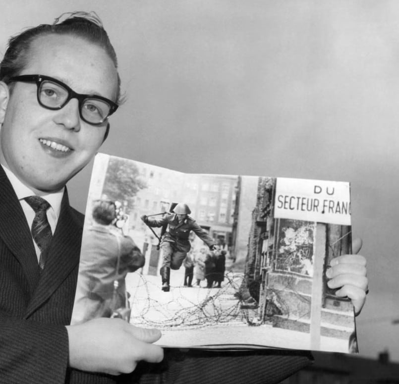 El salto a la libertad, la imagen que se convirtió en símbolo de la Guerra Fría y marcó para siempre a su protagonista 9 Peter Leibing tenía 20 años cuando fotografió la fuga de Schumann. Su experiencia en concursos de salto ecuestre lo ayudó a anticipar el instante