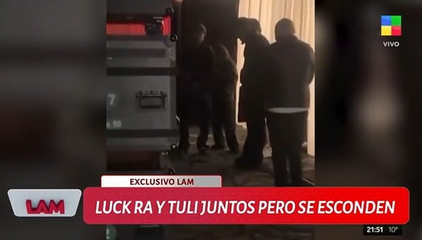 Luck Ra y Tuli Acosta fueron vistos juntos en un show del cantante (Captura: América TV)