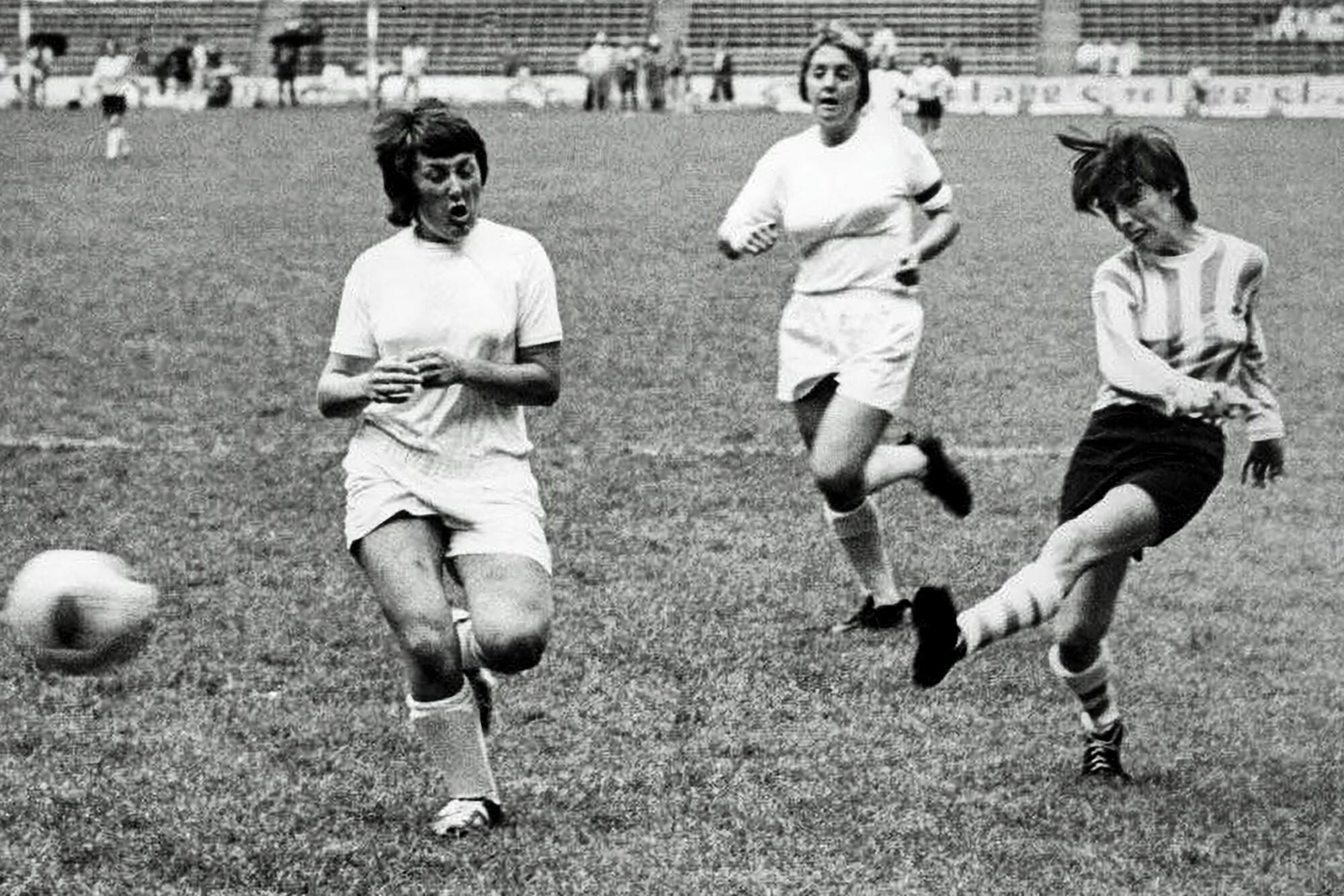 Elba Selva metió cuatro goles en el debut del seleccionado argentino femenino ante Inglaterra, jornada que hoy se celebra con el Día de la Futbolista Argentina