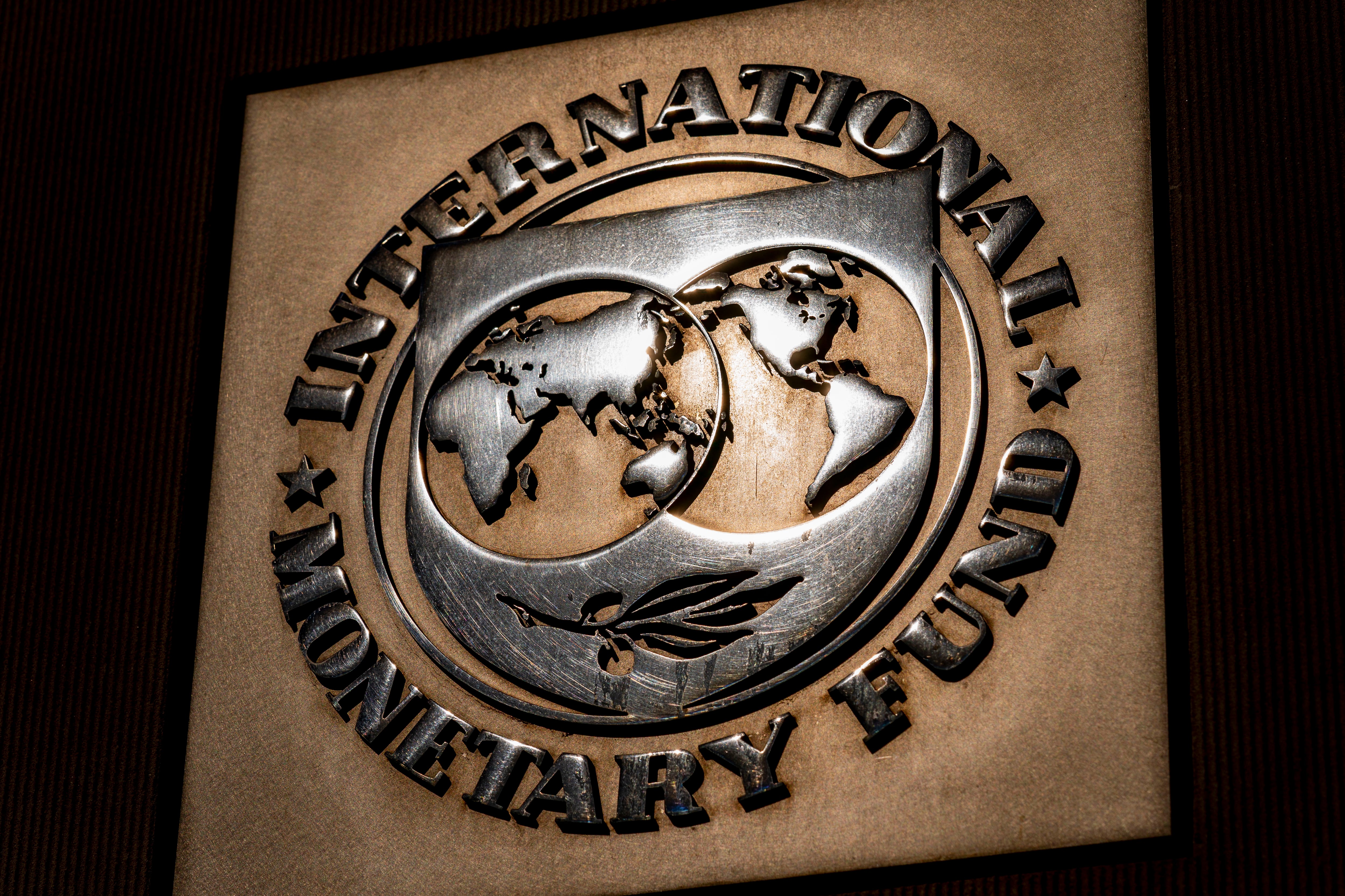 El logo del Fondo Monetario Internacional, visto en su sede, en Washington.