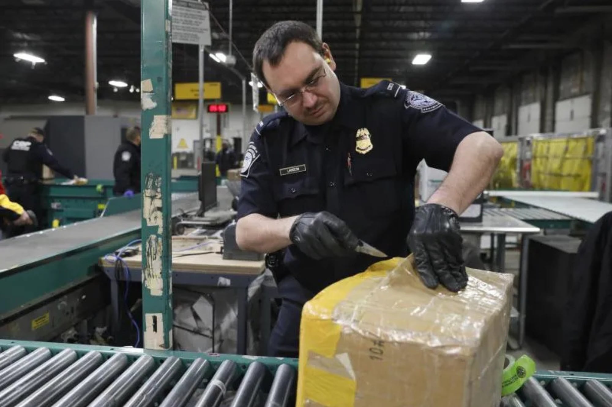 La CBP cuenta con especialistas agrícolas que se encargan de la inspección de cada equipaje que atraviesa la frontera