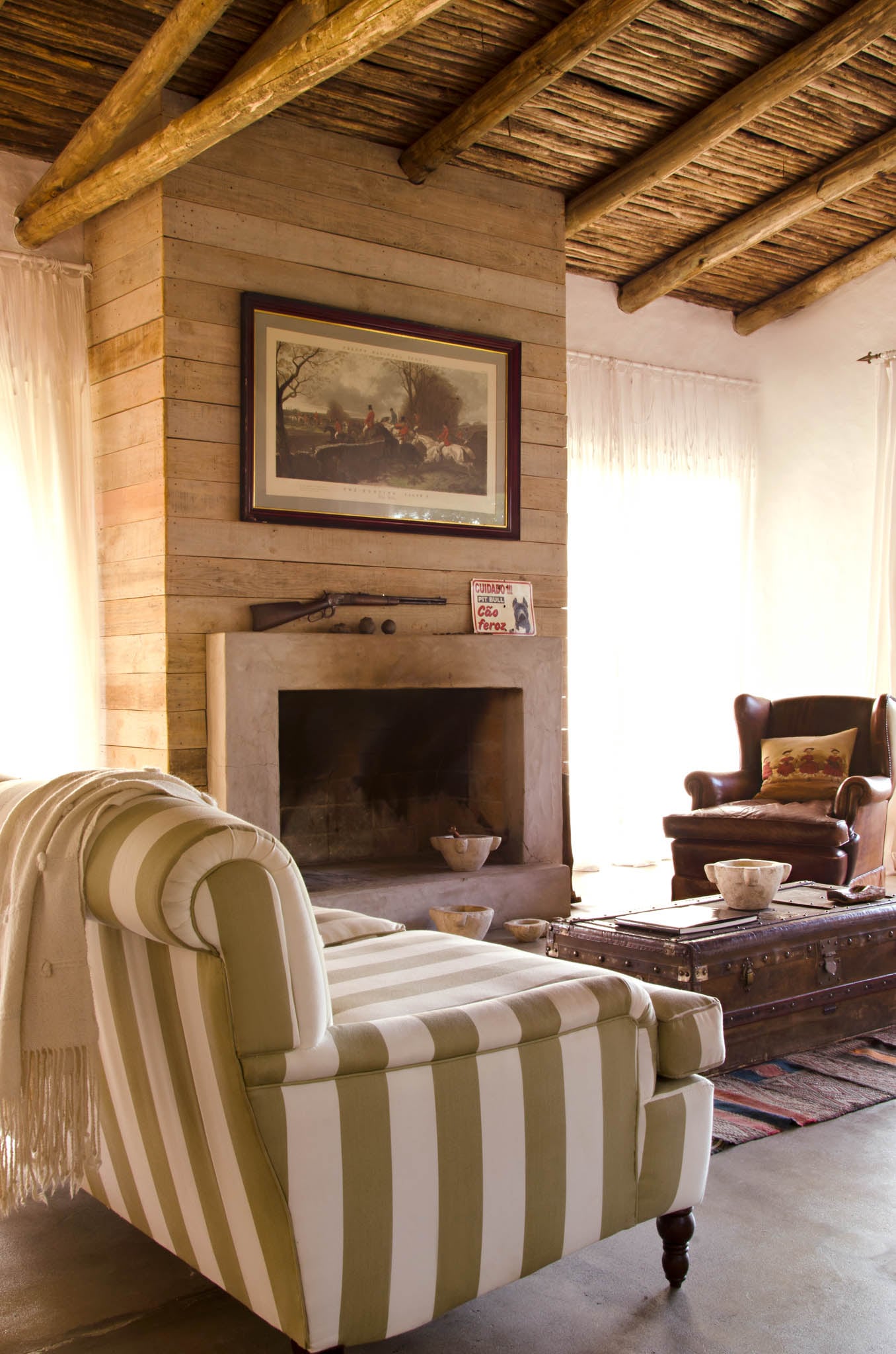 El tiro de la chimenea se revistió con maderas de la construcción original, y contrasta con los muebles clásicos ingleses.