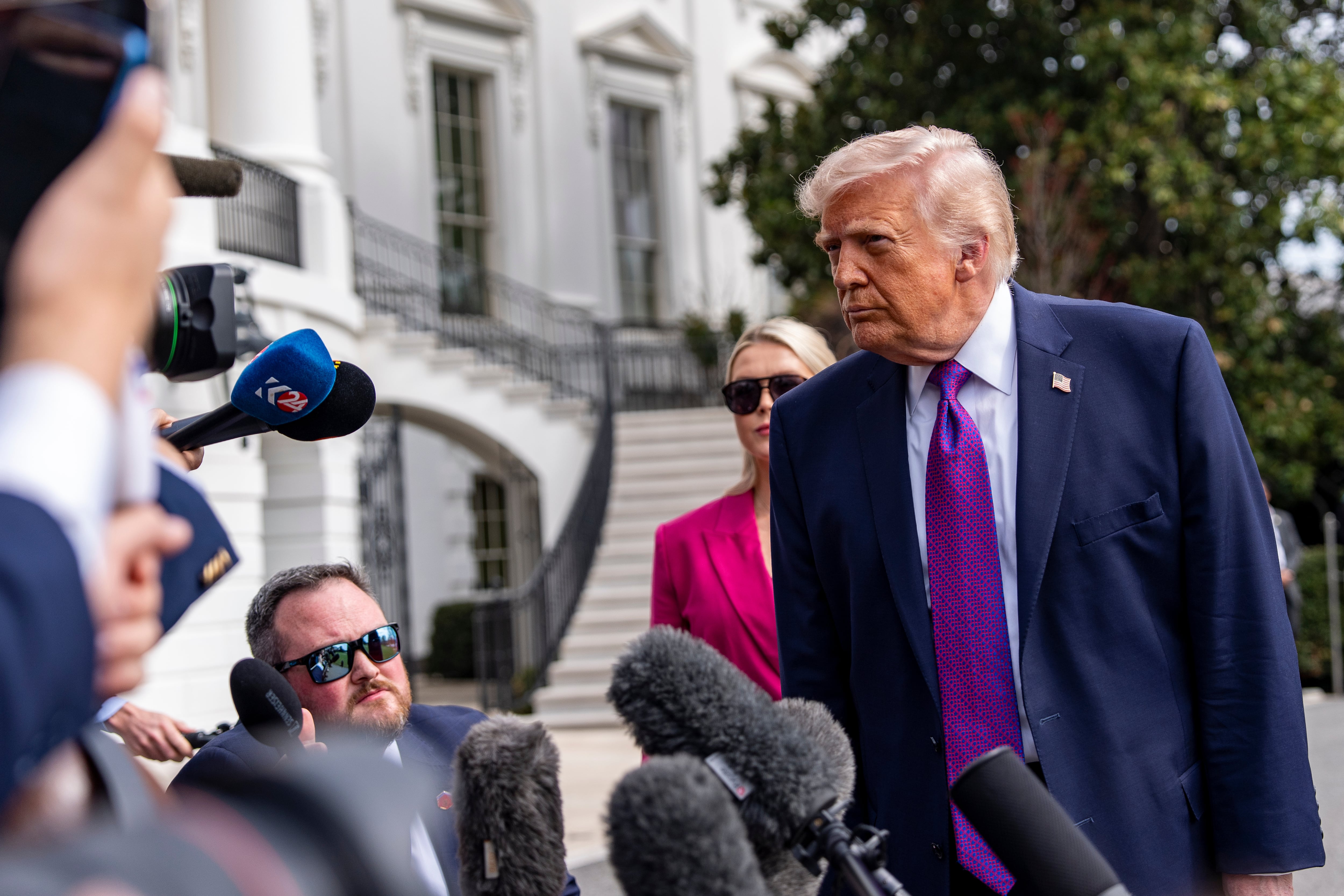 El presidente Donald Trump habla con reporteros antes de abordar el helicóptero presidencial desde la Casa Blanca, el miércoles 11 de marzo de 2026, en Washington