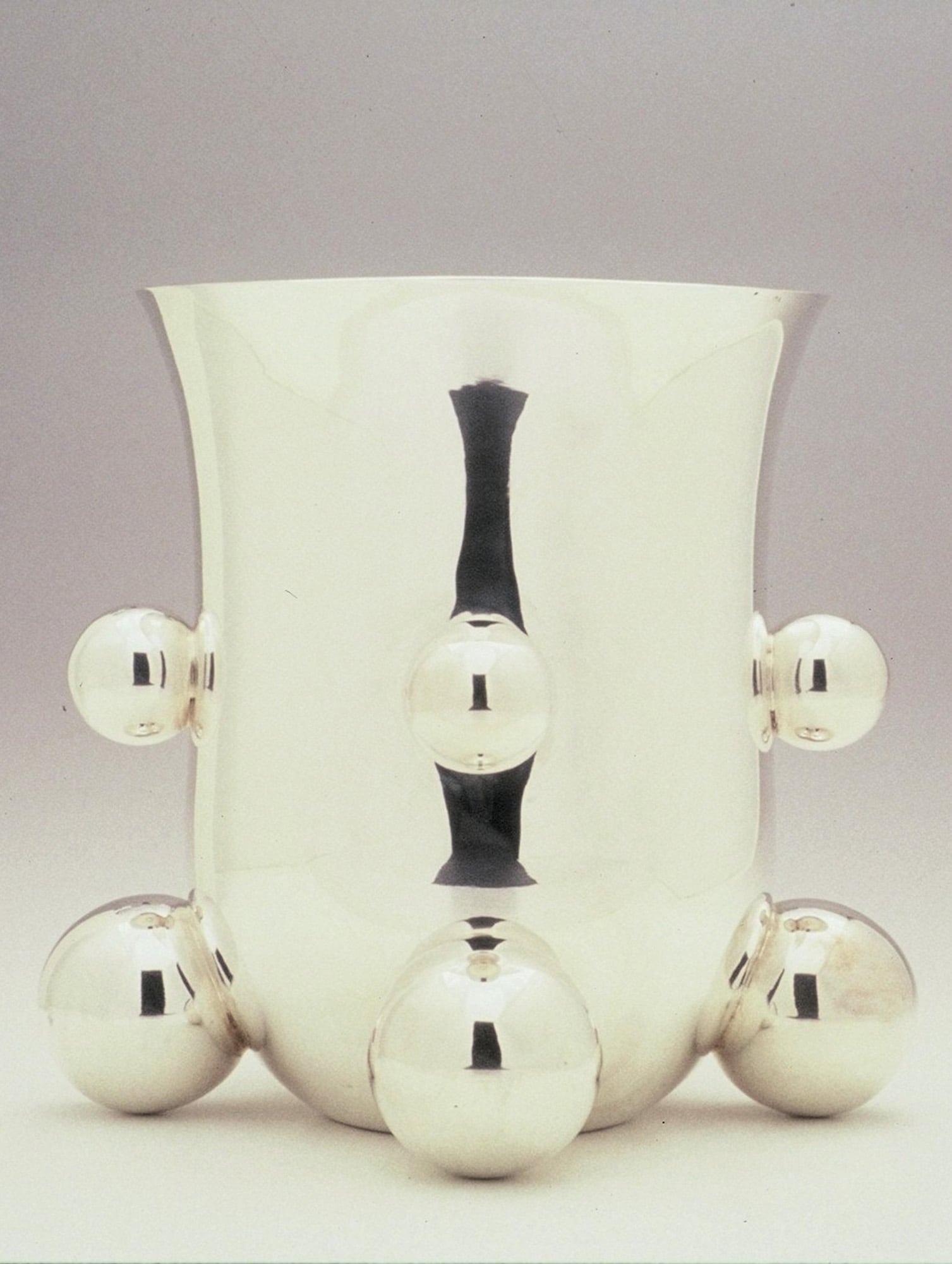 Uno de sus diseños más emblemáticos: un balde para champagne de plata, inspirado en un cetro romano