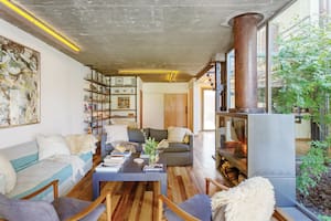 Un diseñador de muebles hizo una casa cálida y única, como su familia