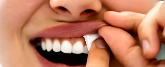 Los consumidores suelen aplicarse el polvito entre las encías y los dientes