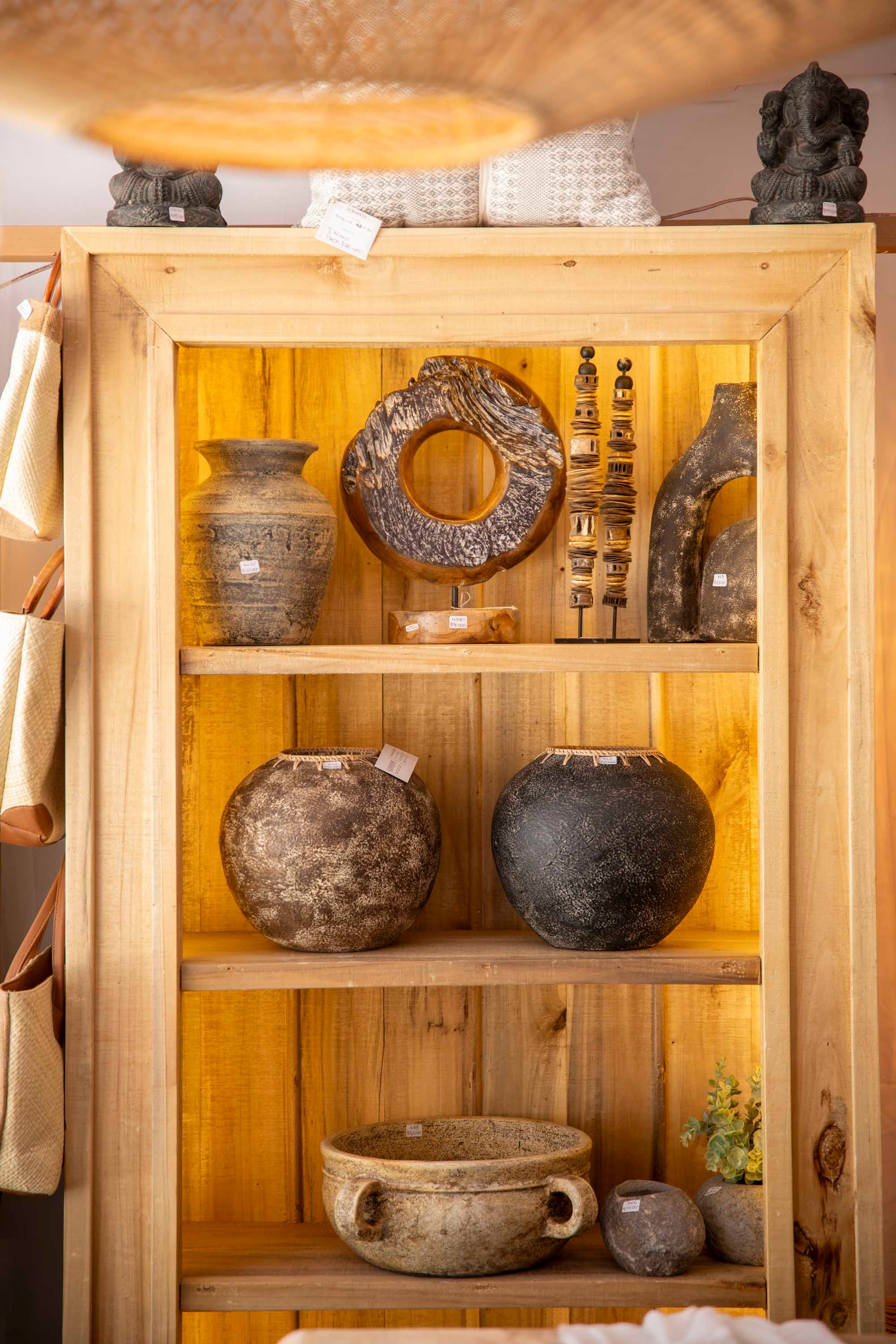 Se especializa en equipamiento para el jardín, muebles, objetos y lámparas de ratán.