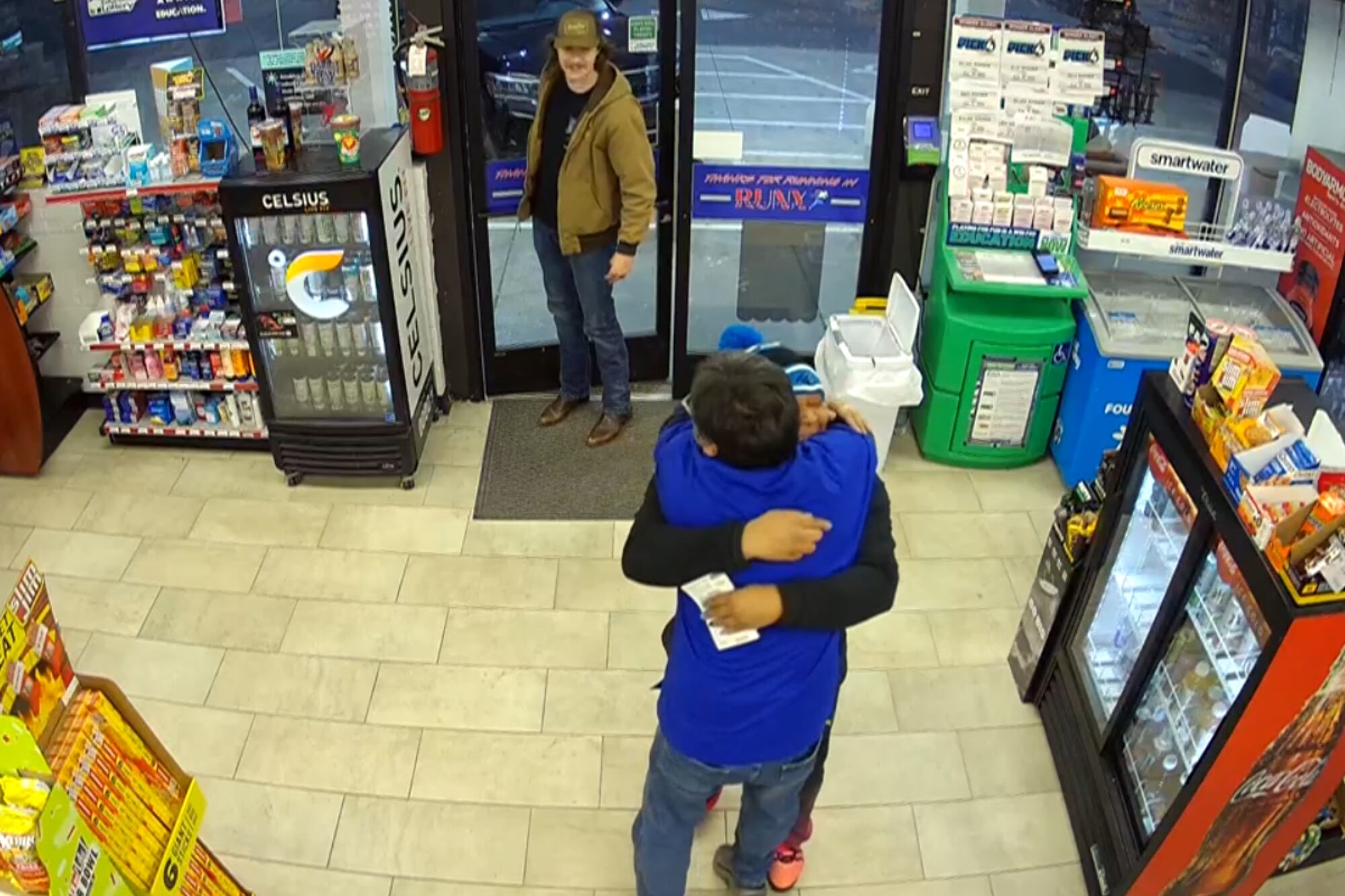 La ganadora reaccionó con abrazos a un empleado de la tienda y saltos de alegría