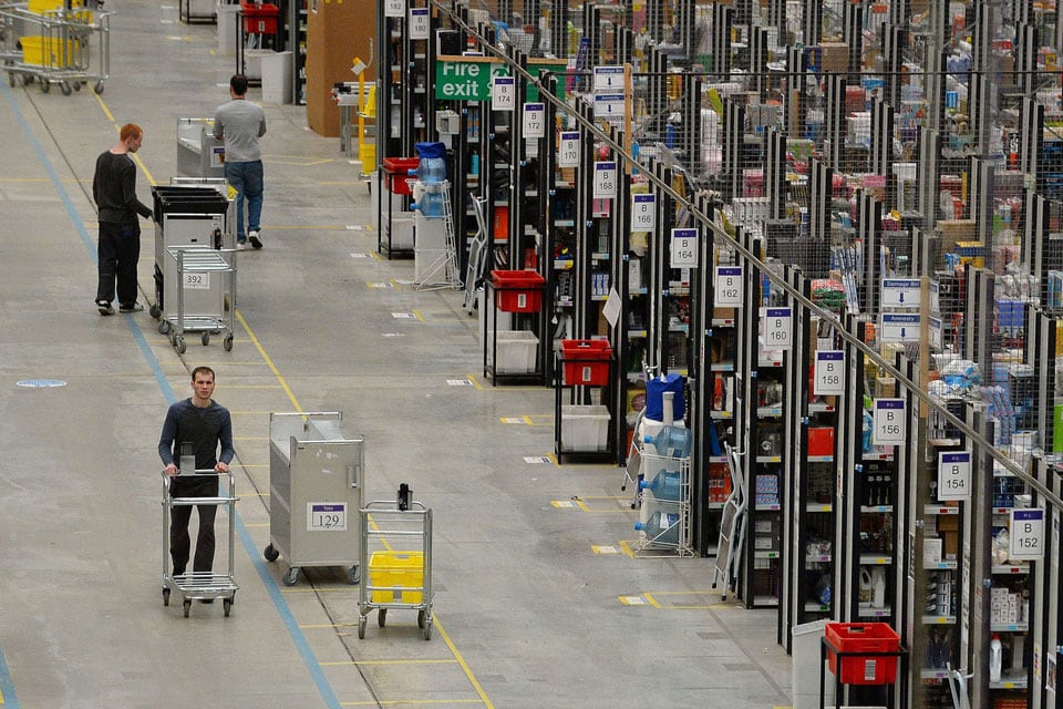 Una vista del depósito y centro de despacho de Amazon en Peterborough, Reino Unido, hace cinco años; la compañía busca reemplazar a empleados que recorren el depósito en busca de artículos por robots