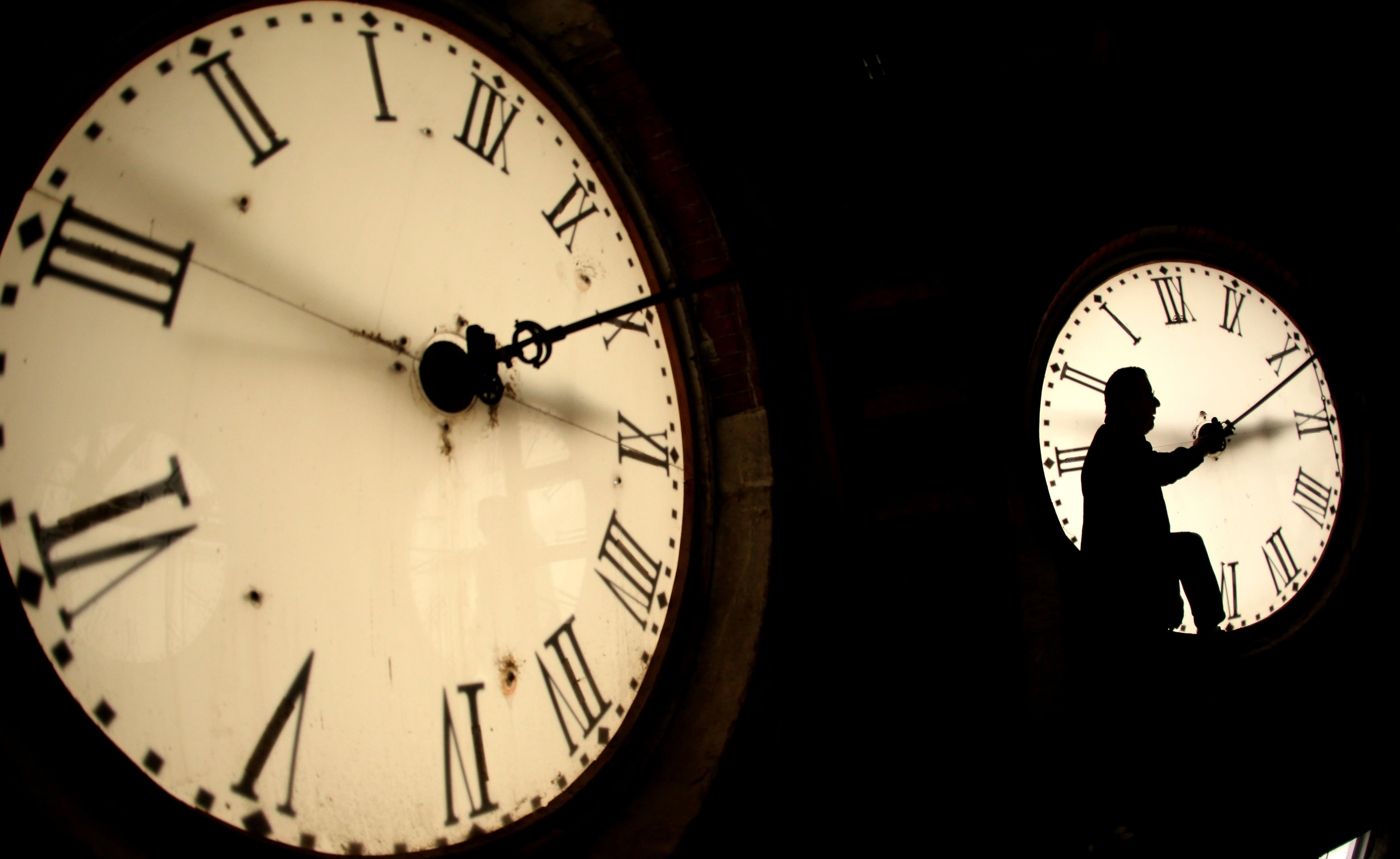 Estados Unidos cambiará al horario estándar el 1° de noviembre de 2026, cuando los relojes deberán atrasarse una hora (AP Foto/Charlie Riedel, Archivo)