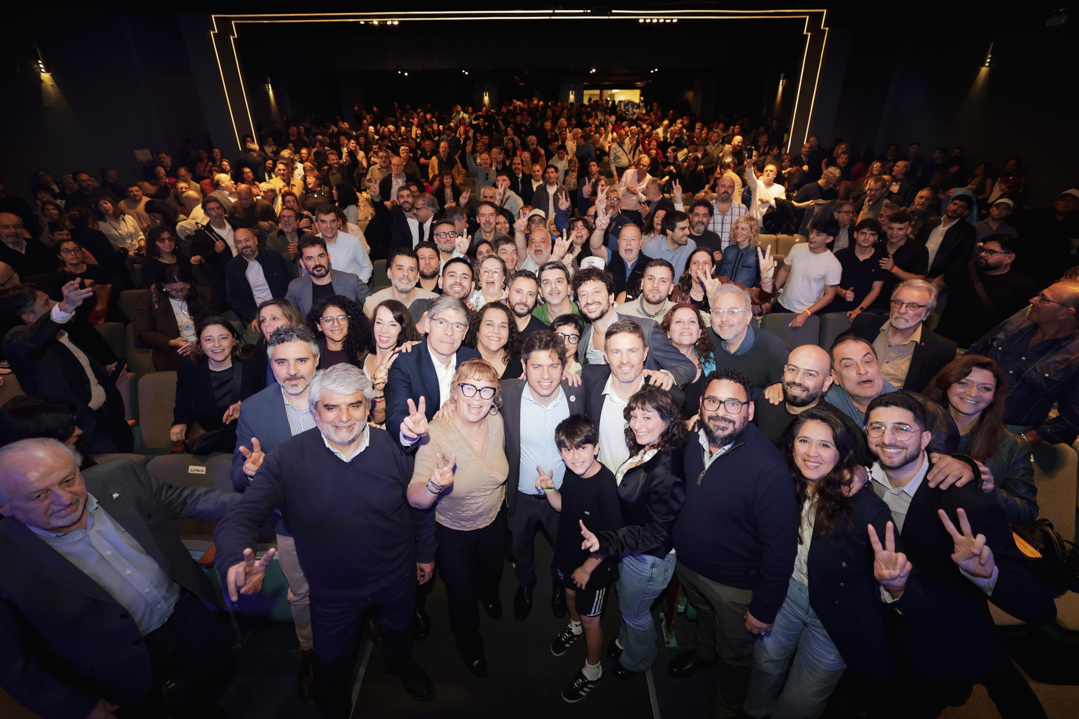 Axel Kicillof desembarcó en la ciudad de Buenos Aires con una actividad de su agrupación 7 Axel Kicillof al término de su discurso en el Congreso Productivo de la Ciudad, organizado por el MDF CABA