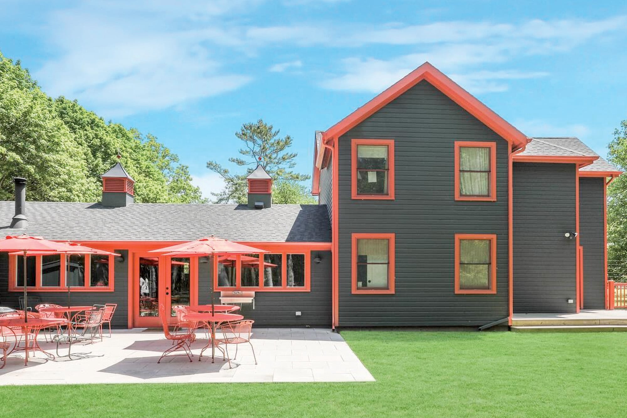 Cuando compró la propiedad, hizo refaccionar el granero, que había sido levantado en 1850, y lo convirtió en su casa, en un bed & breakfast y sede de eventos