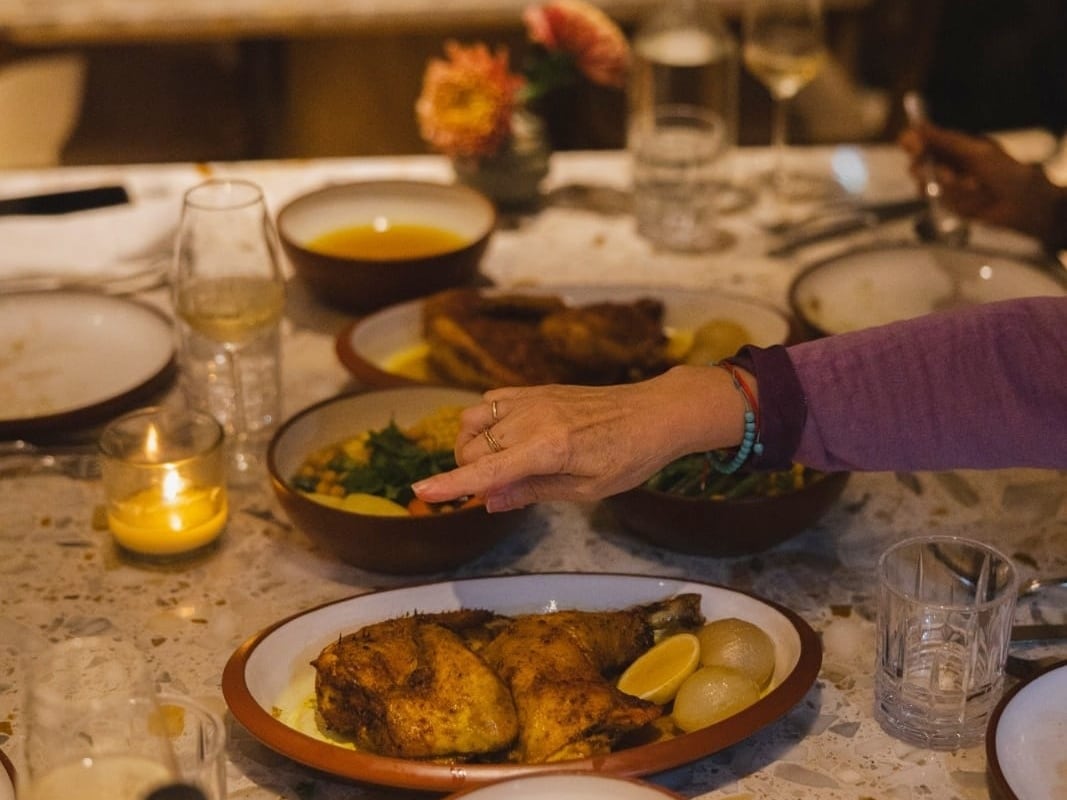 En Narda Comedor sigue durante abril el ciclo Con las manos, dedicado este mes al pollo