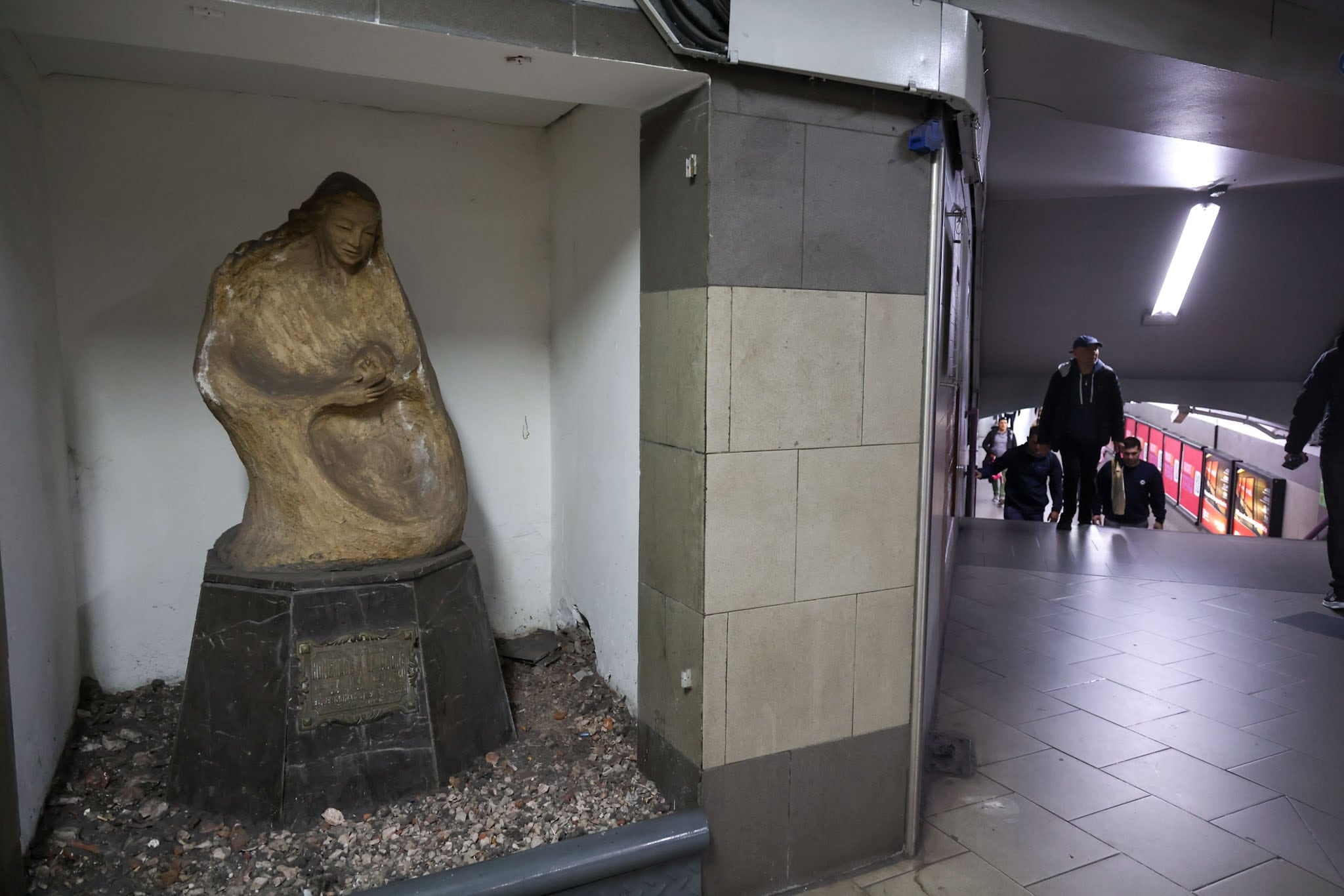 Patrimonio olvidado: la escultura “Homenaje a la madre” está dañada y descuidada