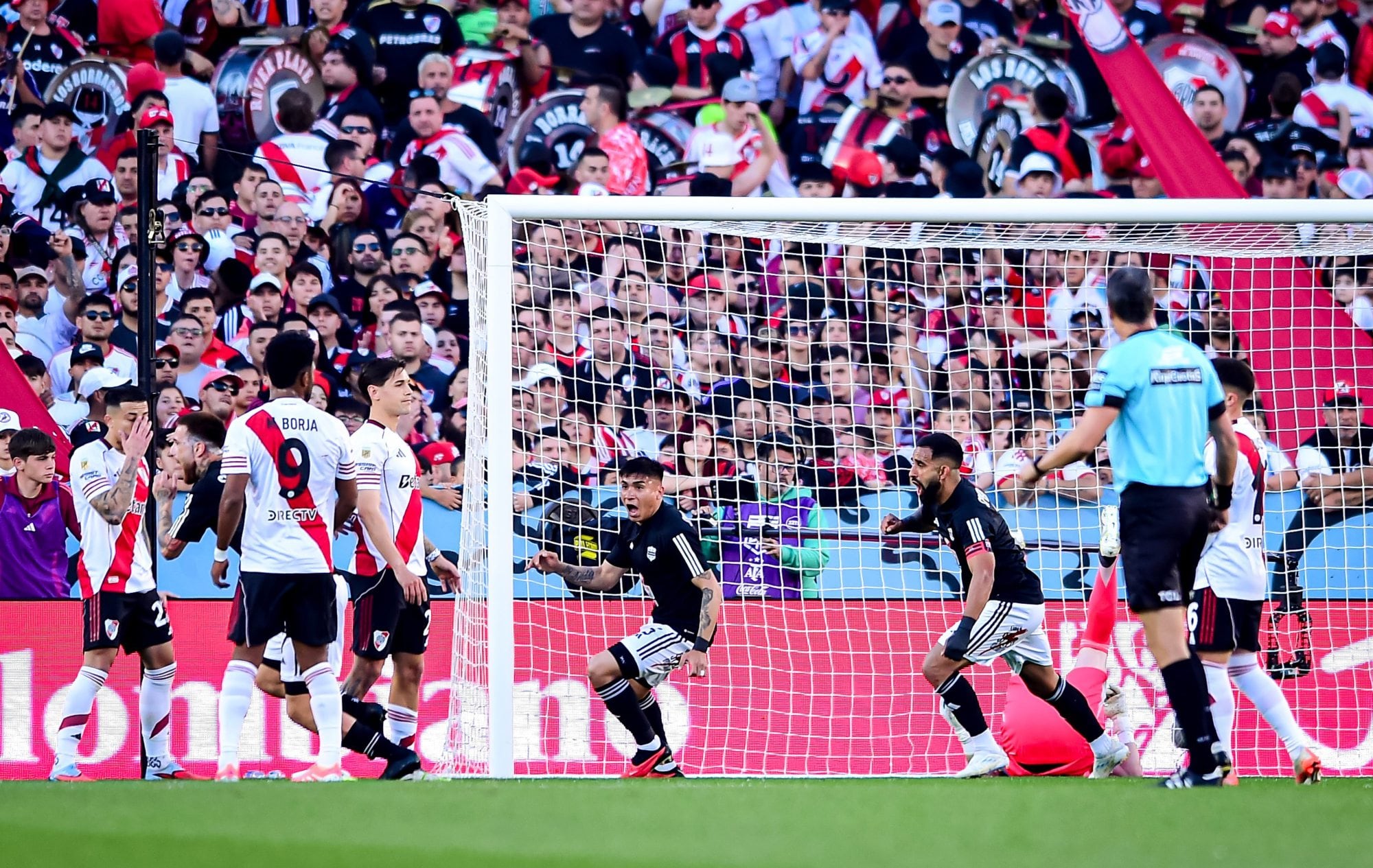 Antony Alonso, autor del primer gol ante River, festeja junto al artillero Jonathan Herrera; Riestra, un puntero con números de asombro