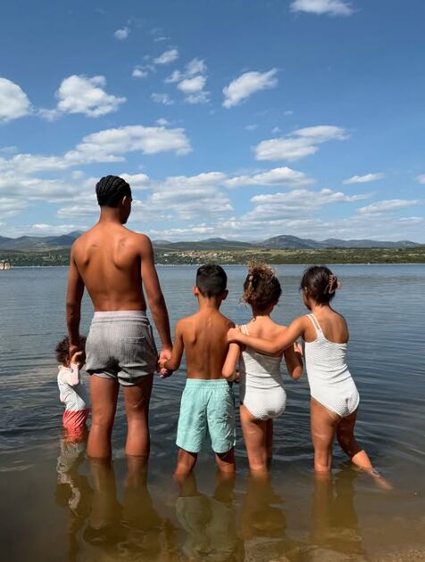 La pareja comparte la crianza de cinco niños (Foto: @georginagio)
